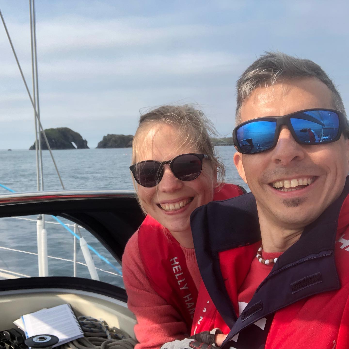 Leg 2 of around #isleofman #sailing A short ride from #PortErin to #PortStMary through the Calf Sound between Kitterland Island and Thousla Rock. The tide can be up to 7 Kn here, we had a 2 Kn push in our direction (well planned!). Then, a selfie with the #thedrinkingdragon 🐉, heading to Port St Mary afterwards for lunch (own sourced and #smokedmakrels) and a overnight stay. #cruising