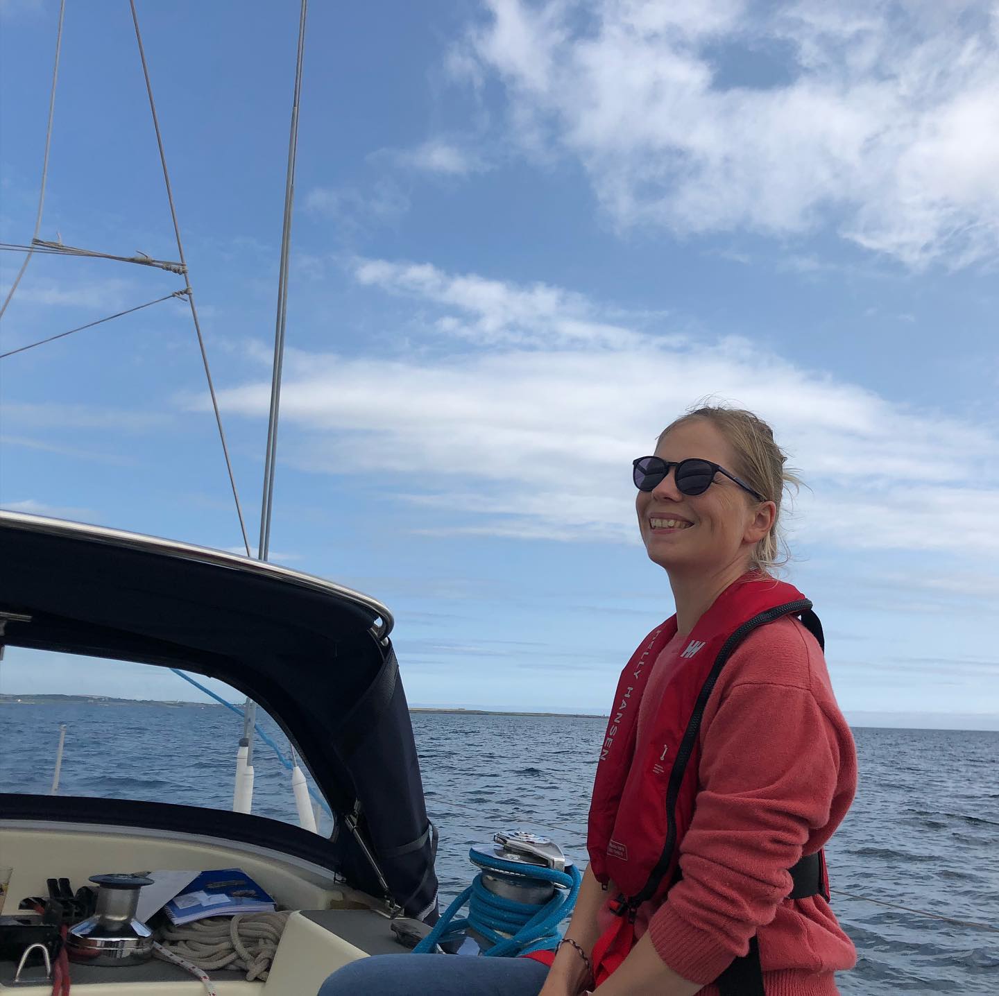 Leg 2 of around #isleofman #sailing A short ride from #PortErin to #PortStMary through the Calf Sound between Kitterland Island and Thousla Rock. The tide can be up to 7 Kn here, we had a 2 Kn push in our direction (well planned!). Then, a selfie with the #thedrinkingdragon 🐉, heading to Port St Mary afterwards for lunch (own sourced and #smokedmakrels) and a overnight stay. #cruising