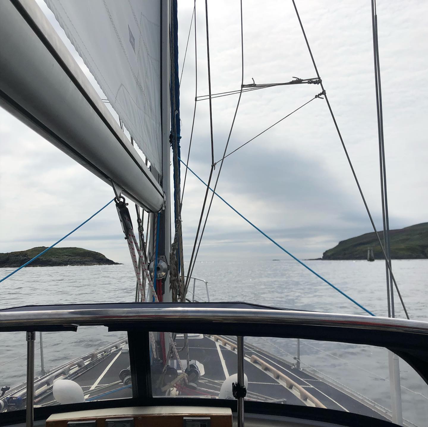 Leg 2 of around #isleofman #sailing A short ride from #PortErin to #PortStMary through the Calf Sound between Kitterland Island and Thousla Rock. The tide can be up to 7 Kn here, we had a 2 Kn push in our direction (well planned!). Then, a selfie with the #thedrinkingdragon 🐉, heading to Port St Mary afterwards for lunch (own sourced and #smokedmakrels) and a overnight stay. #cruising