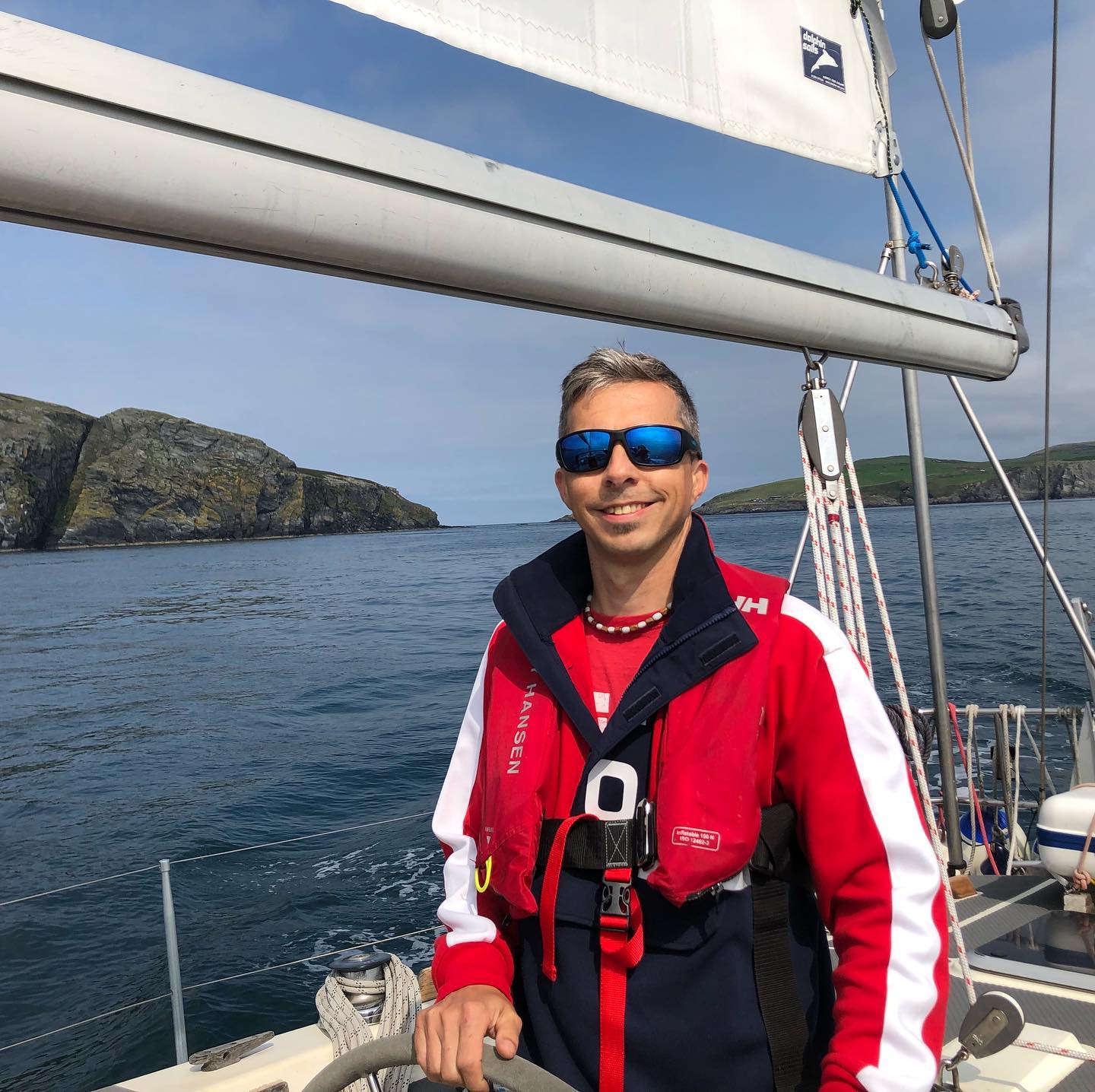 Leg 2 of around #isleofman #sailing A short ride from #PortErin to #PortStMary through the Calf Sound between Kitterland Island and Thousla Rock. The tide can be up to 7 Kn here, we had a 2 Kn push in our direction (well planned!). Then, a selfie with the #thedrinkingdragon 🐉, heading to Port St Mary afterwards for lunch (own sourced and #smokedmakrels) and a overnight stay. #cruising