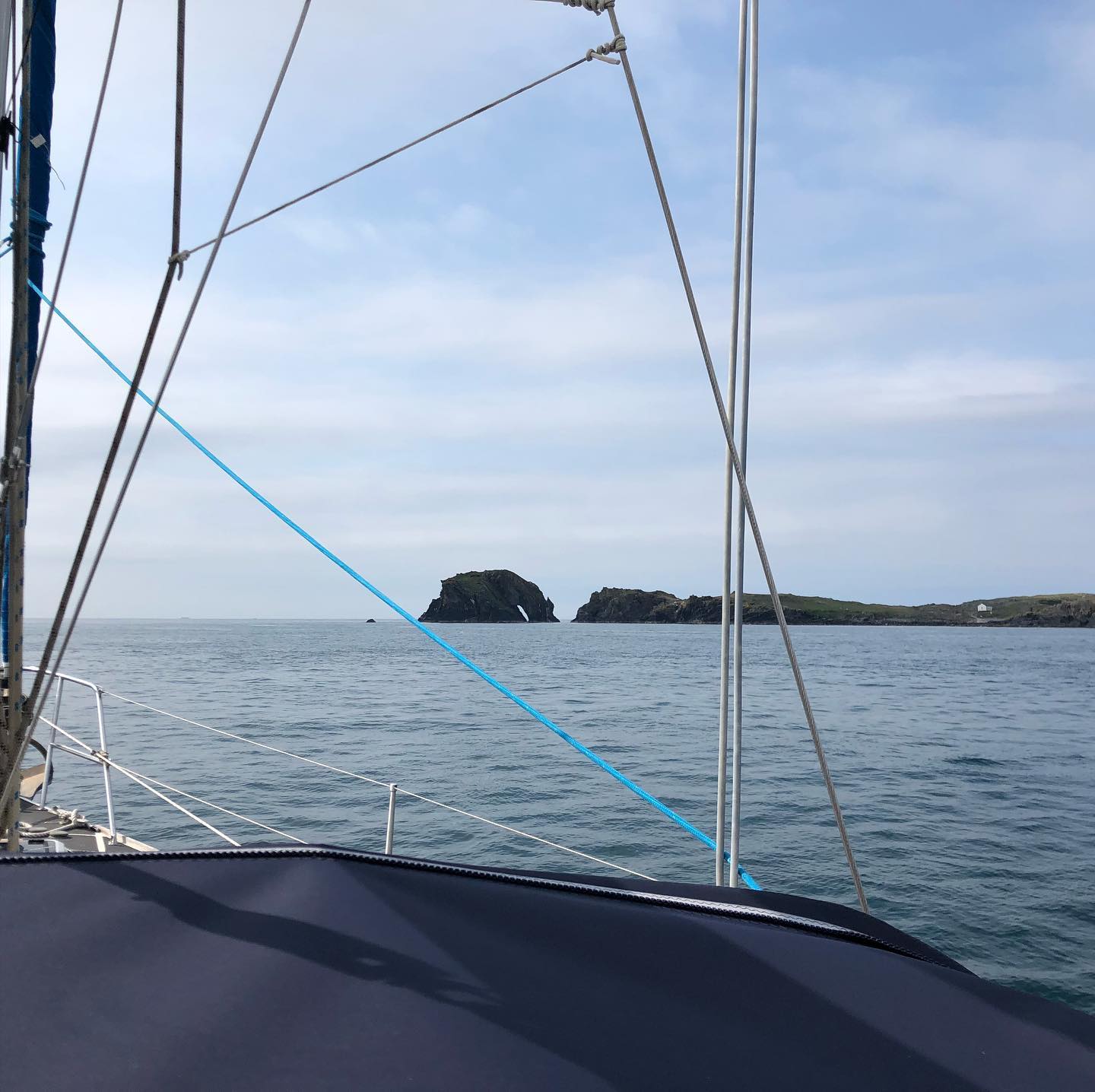 Leg 2 of around #isleofman #sailing A short ride from #PortErin to #PortStMary through the Calf Sound between Kitterland Island and Thousla Rock. The tide can be up to 7 Kn here, we had a 2 Kn push in our direction (well planned!). Then, a selfie with the #thedrinkingdragon 🐉, heading to Port St Mary afterwards for lunch (own sourced and #smokedmakrels) and a overnight stay. #cruising