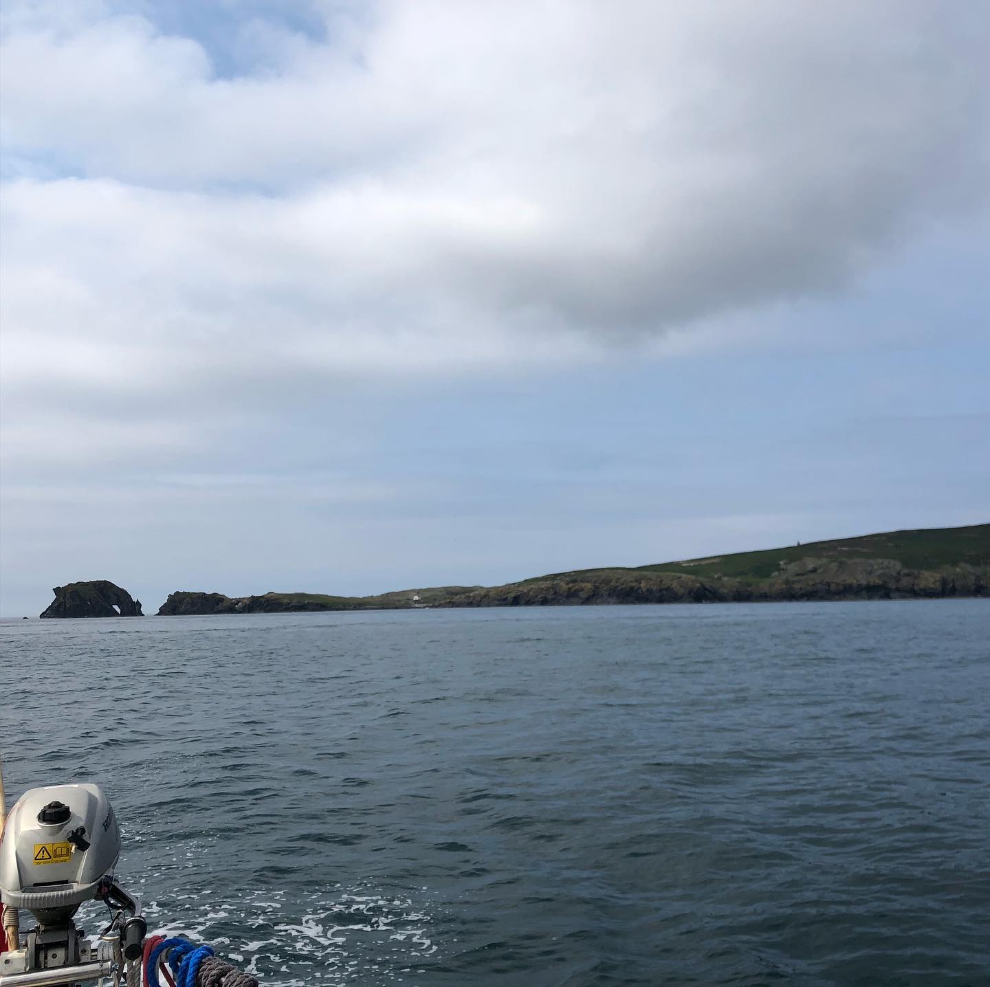 Leg 2 of around #isleofman #sailing A short ride from #PortErin to #PortStMary through the Calf Sound between Kitterland Island and Thousla Rock. The tide can be up to 7 Kn here, we had a 2 Kn push in our direction (well planned!). Then, a selfie with the #thedrinkingdragon 🐉, heading to Port St Mary afterwards for lunch (own sourced and #smokedmakrels) and a overnight stay. #cruising