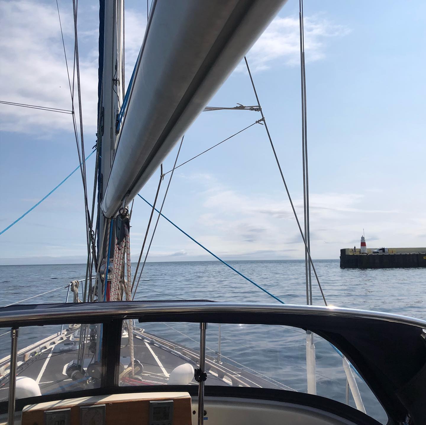 Leg 2 of around #isleofman #sailing A short ride from #PortErin to #PortStMary through the Calf Sound between Kitterland Island and Thousla Rock. The tide can be up to 7 Kn here, we had a 2 Kn push in our direction (well planned!). Then, a selfie with the #thedrinkingdragon 🐉, heading to Port St Mary afterwards for lunch (own sourced and #smokedmakrels) and a overnight stay. #cruising