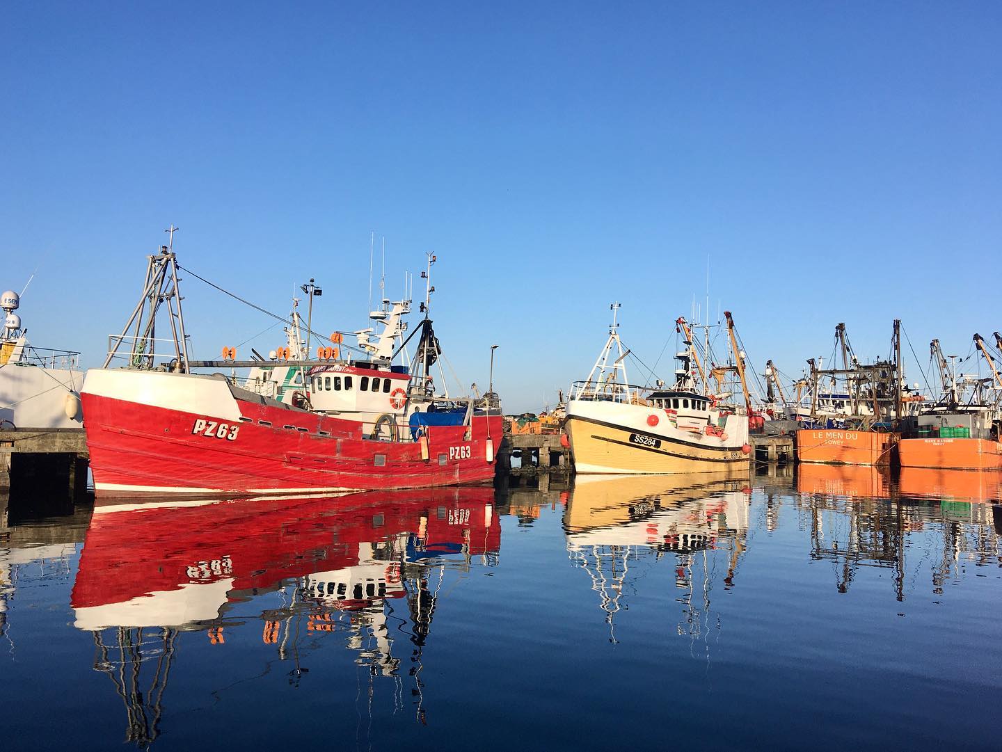 this is what you can miss out on, if you are not visiting #newlyn #newlynharbour #cornwall with your #sailboat ⛵️ Loved the fresh fish and #crabbap #seafood lots of 🦀 below the pontoon. just ask to get one 🤩🧑‍🍳 For us it was a good start to go around #landsend 🥰 Before we left, we got some of the very famous Aunty May's Cornish Pasties 🥮 #gourmetsailing #segeln #sailing #sailboat #segelboot #sailingyacht #sailingcouple #isleofman #iom #irishsea #irischesee #lagertha #adventure #abenteuerreisen #westerly #oceanlord #westerlyoceanlord #sailinglife #boatinglife #travel #reisen #sailingadventure #followus #segelabenteuer