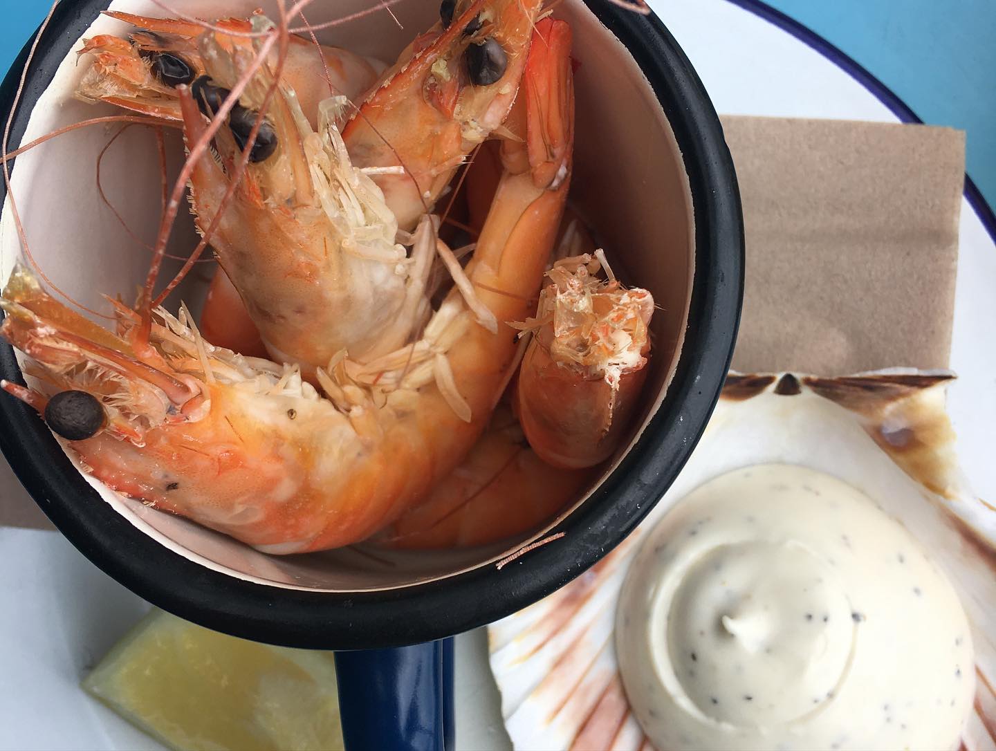 this is what you can miss out on, if you are not visiting #newlyn #newlynharbour #cornwall with your #sailboat ⛵️ Loved the fresh fish and #crabbap #seafood lots of 🦀 below the pontoon. just ask to get one 🤩🧑‍🍳 For us it was a good start to go around #landsend 🥰 Before we left, we got some of the very famous Aunty May's Cornish Pasties 🥮 #gourmetsailing #segeln #sailing #sailboat #segelboot #sailingyacht #sailingcouple #isleofman #iom #irishsea #irischesee #lagertha #adventure #abenteuerreisen #westerly #oceanlord #westerlyoceanlord #sailinglife #boatinglife #travel #reisen #sailingadventure #followus #segelabenteuer