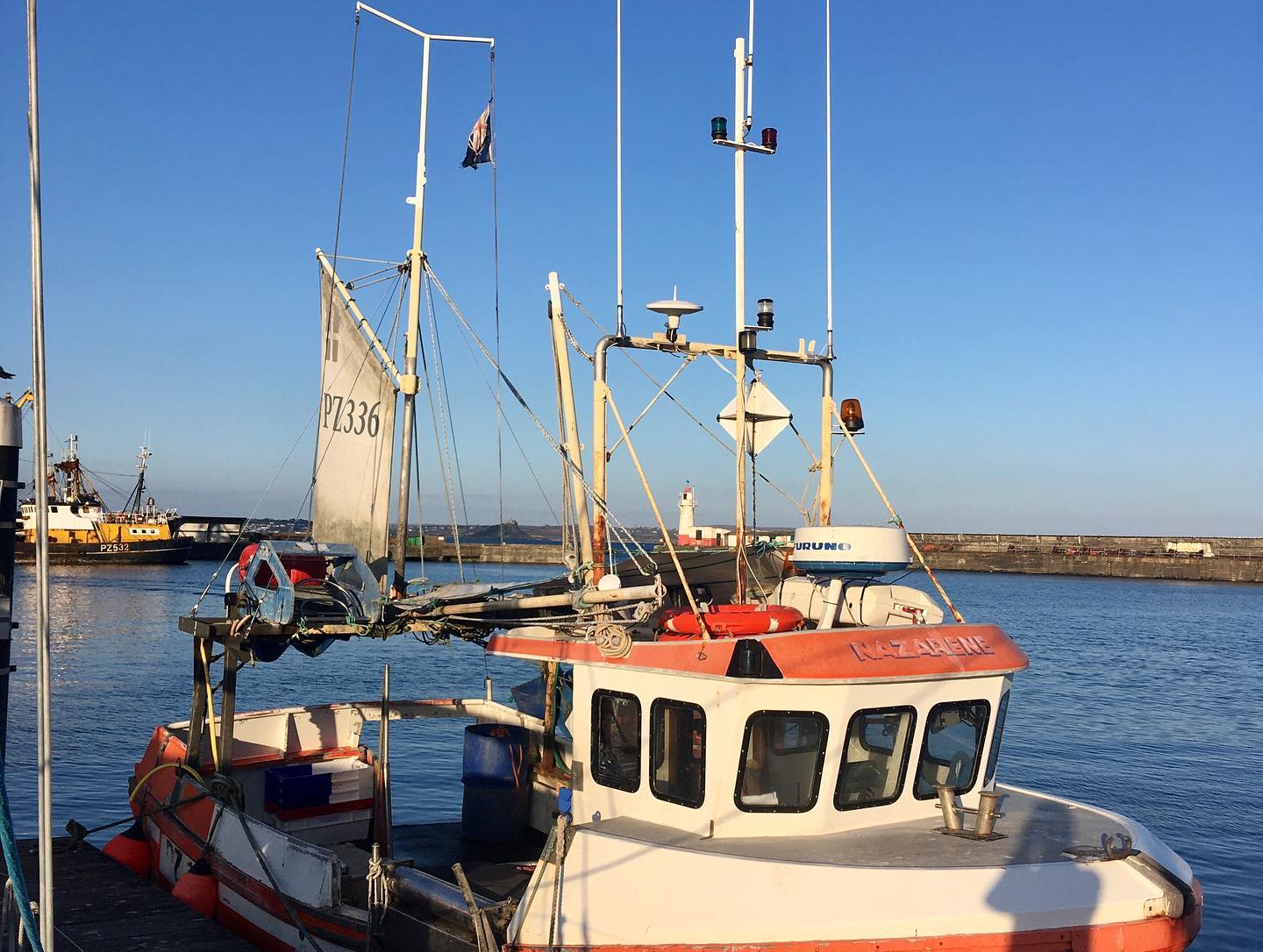 this is what you can miss out on, if you are not visiting #newlyn #newlynharbour #cornwall with your #sailboat ⛵️ Loved the fresh fish and #crabbap #seafood lots of 🦀 below the pontoon. just ask to get one 🤩🧑‍🍳 For us it was a good start to go around #landsend 🥰 Before we left, we got some of the very famous Aunty May's Cornish Pasties 🥮 #gourmetsailing #segeln #sailing #sailboat #segelboot #sailingyacht #sailingcouple #isleofman #iom #irishsea #irischesee #lagertha #adventure #abenteuerreisen #westerly #oceanlord #westerlyoceanlord #sailinglife #boatinglife #travel #reisen #sailingadventure #followus #segelabenteuer
