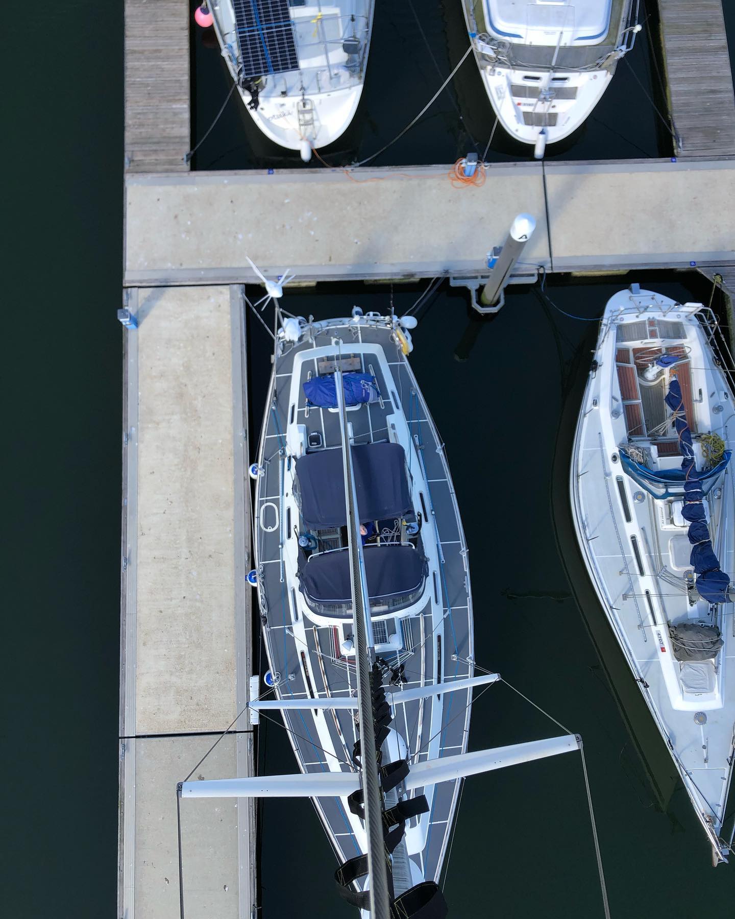 No drone aboard, but found this loose rope to climb the mast. 😅
Keine Drohne, aber hab da so ein Seil gefunden um den Mast hoch zuklettern. 
#mastclimbing #peelhabour #peelmarina  #segeln #sailing #sailboat #segelboot #refurbish #refit #sailingyacht #sailingcouple #isleofman #iom #peel #irishsea #irischesee #lagertha #sailboatlining #abenteuerreisen #westerly #oceanlord #westerlyoceanlord #sailinglife #boatinglife #sailingadventure #followus #segelabenteuer #peelmarina