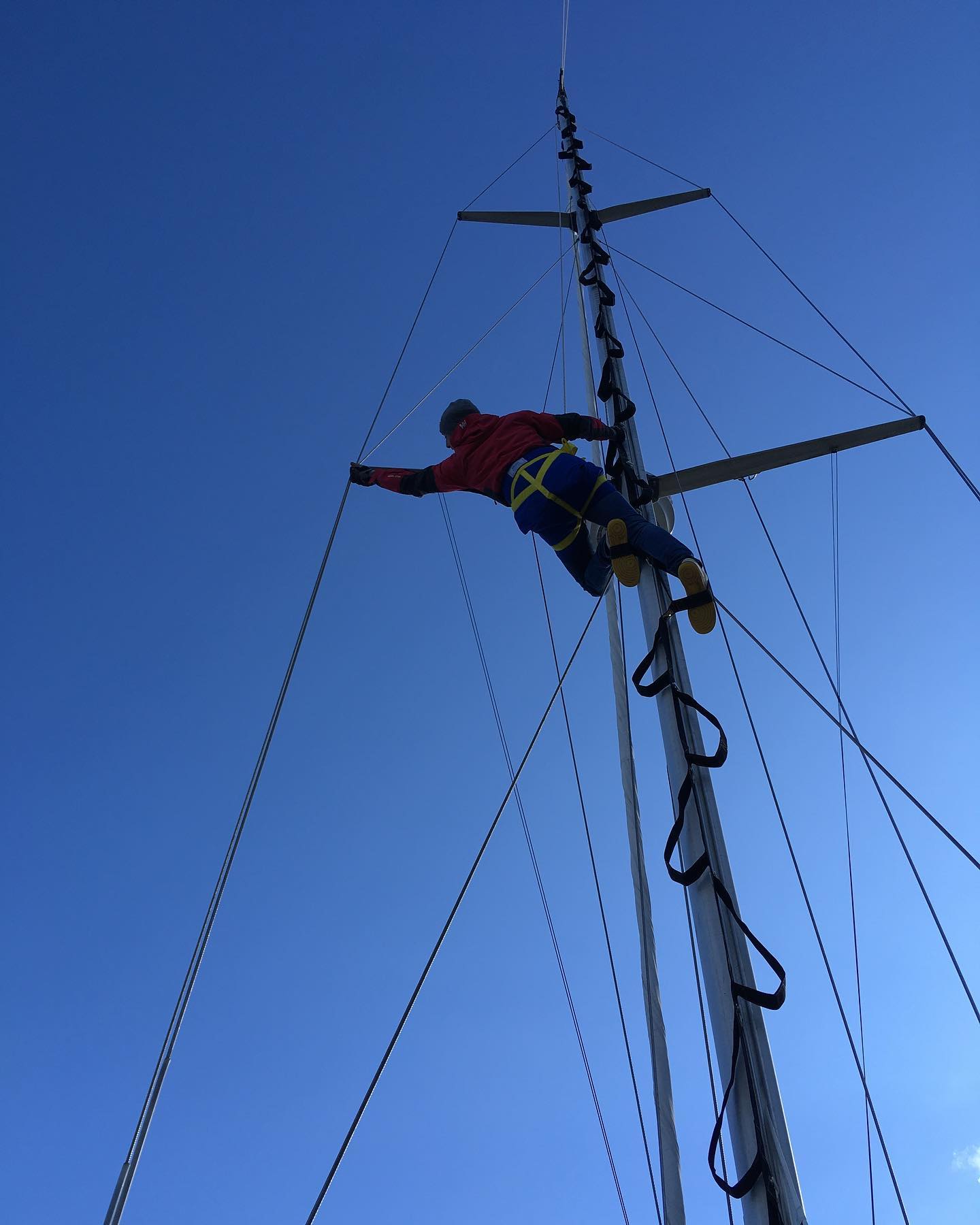 No drone aboard, but found this loose rope to climb the mast. 😅
Keine Drohne, aber hab da so ein Seil gefunden um den Mast hoch zuklettern. 
#mastclimbing #peelhabour #peelmarina  #segeln #sailing #sailboat #segelboot #refurbish #refit #sailingyacht #sailingcouple #isleofman #iom #peel #irishsea #irischesee #lagertha #sailboatlining #abenteuerreisen #westerly #oceanlord #westerlyoceanlord #sailinglife #boatinglife #sailingadventure #followus #segelabenteuer #peelmarina