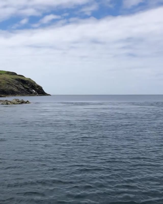 Passing through the Calf Sound this morning and rounding the Calf of Man, beautiful weather and wind as well as a brilliant sea! ⛵️ Afterwards we were anchoring in Fleshwick Bay for lunch, coffee and to smoke some fresh caught mackerels. Bofore we headed back home to Peel. Full Sail Track in the link above 👆🏻 
#segeln #sailing #sailboat #segelboot  #peel #calfofman #fleshwickbay #sailingcouple #isleofman #iom #irishsea #irischesee #lagertha #abenteuerreisen #westerly #oceanlord #westerlyoceanlord #sailinglife #boatinglife #sailingadventure #followus #segelabenteuer #travel #boatlife #boat #reisen
