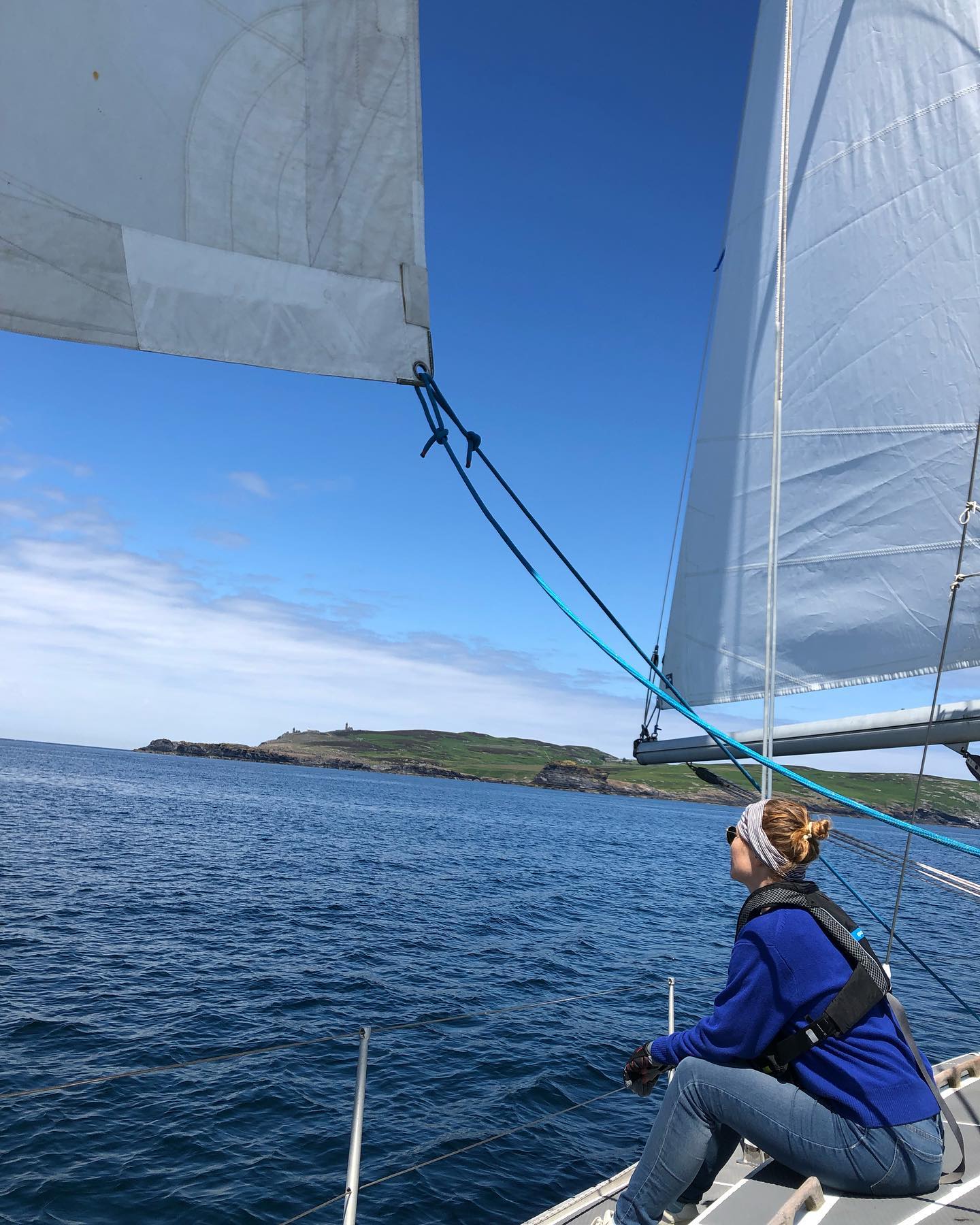 Passing through the Calf Sound this morning and rounding the Calf of Man, beautiful weather and wind as well as a brilliant sea! ⛵️ Afterwards we were anchoring in Fleshwick Bay for lunch, coffee and to smoke some fresh caught mackerels. Bofore we headed back home to Peel. Full Sail Track in the link above 👆🏻 
#segeln #sailing #sailboat #segelboot  #peel #calfofman #fleshwickbay #sailingcouple #isleofman #iom #irishsea #irischesee #lagertha #abenteuerreisen #westerly #oceanlord #westerlyoceanlord #sailinglife #boatinglife #sailingadventure #followus #segelabenteuer #travel #boatlife #boat #reisen