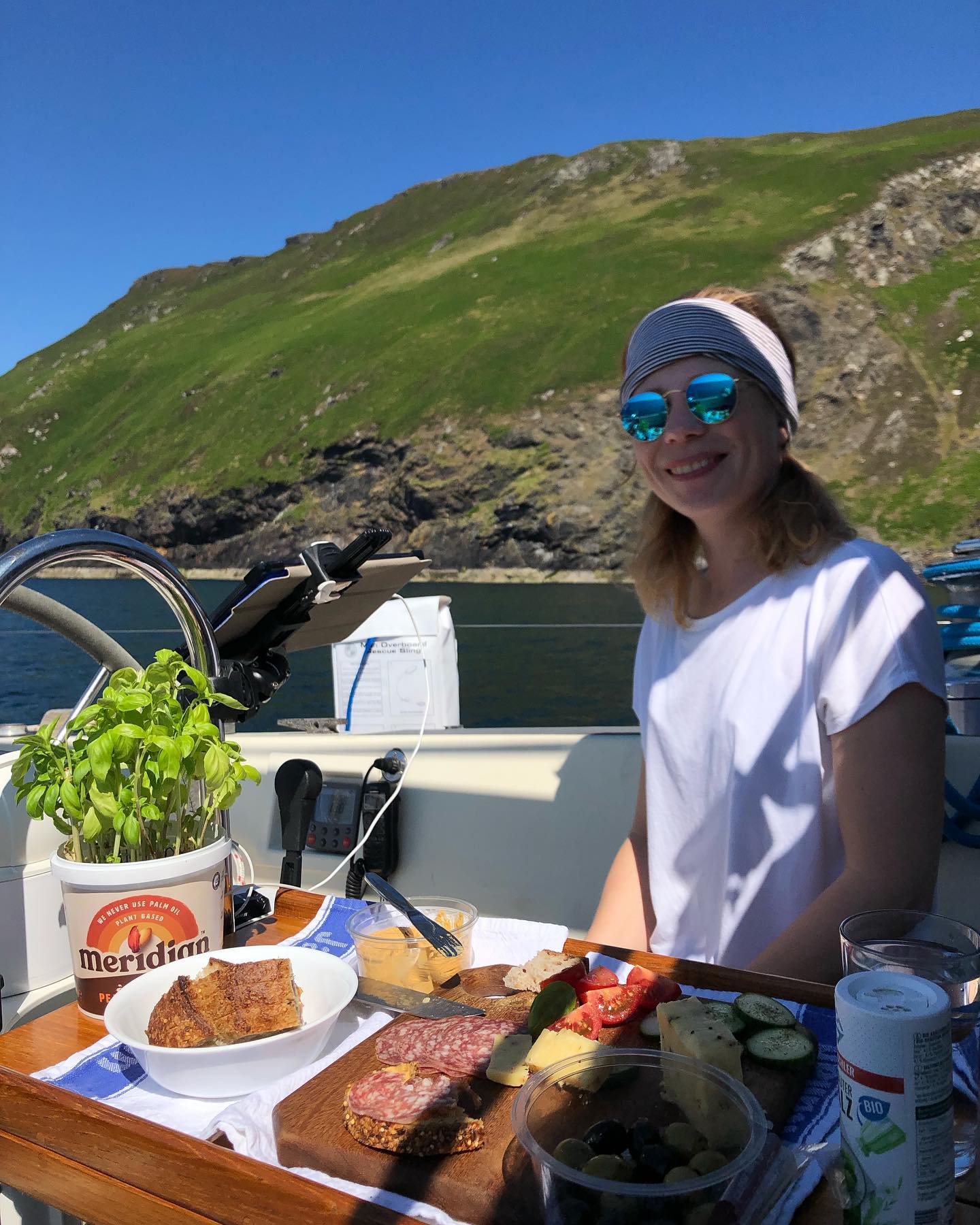 Passing through the Calf Sound this morning and rounding the Calf of Man, beautiful weather and wind as well as a brilliant sea! ⛵️ Afterwards we were anchoring in Fleshwick Bay for lunch, coffee and to smoke some fresh caught mackerels. Bofore we headed back home to Peel. Full Sail Track in the link above 👆🏻 
#segeln #sailing #sailboat #segelboot  #peel #calfofman #fleshwickbay #sailingcouple #isleofman #iom #irishsea #irischesee #lagertha #abenteuerreisen #westerly #oceanlord #westerlyoceanlord #sailinglife #boatinglife #sailingadventure #followus #segelabenteuer #travel #boatlife #boat #reisen