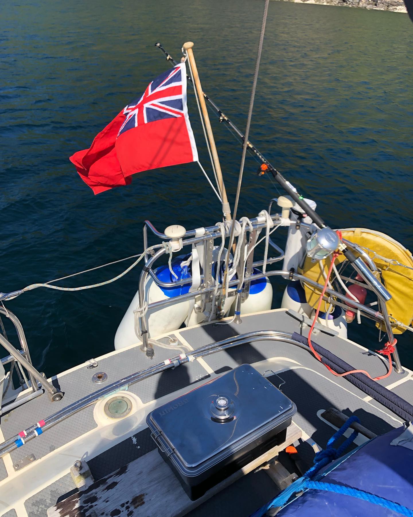 Passing through the Calf Sound this morning and rounding the Calf of Man, beautiful weather and wind as well as a brilliant sea! ⛵️ Afterwards we were anchoring in Fleshwick Bay for lunch, coffee and to smoke some fresh caught mackerels. Bofore we headed back home to Peel. Full Sail Track in the link above 👆🏻 
#segeln #sailing #sailboat #segelboot  #peel #calfofman #fleshwickbay #sailingcouple #isleofman #iom #irishsea #irischesee #lagertha #abenteuerreisen #westerly #oceanlord #westerlyoceanlord #sailinglife #boatinglife #sailingadventure #followus #segelabenteuer #travel #boatlife #boat #reisen