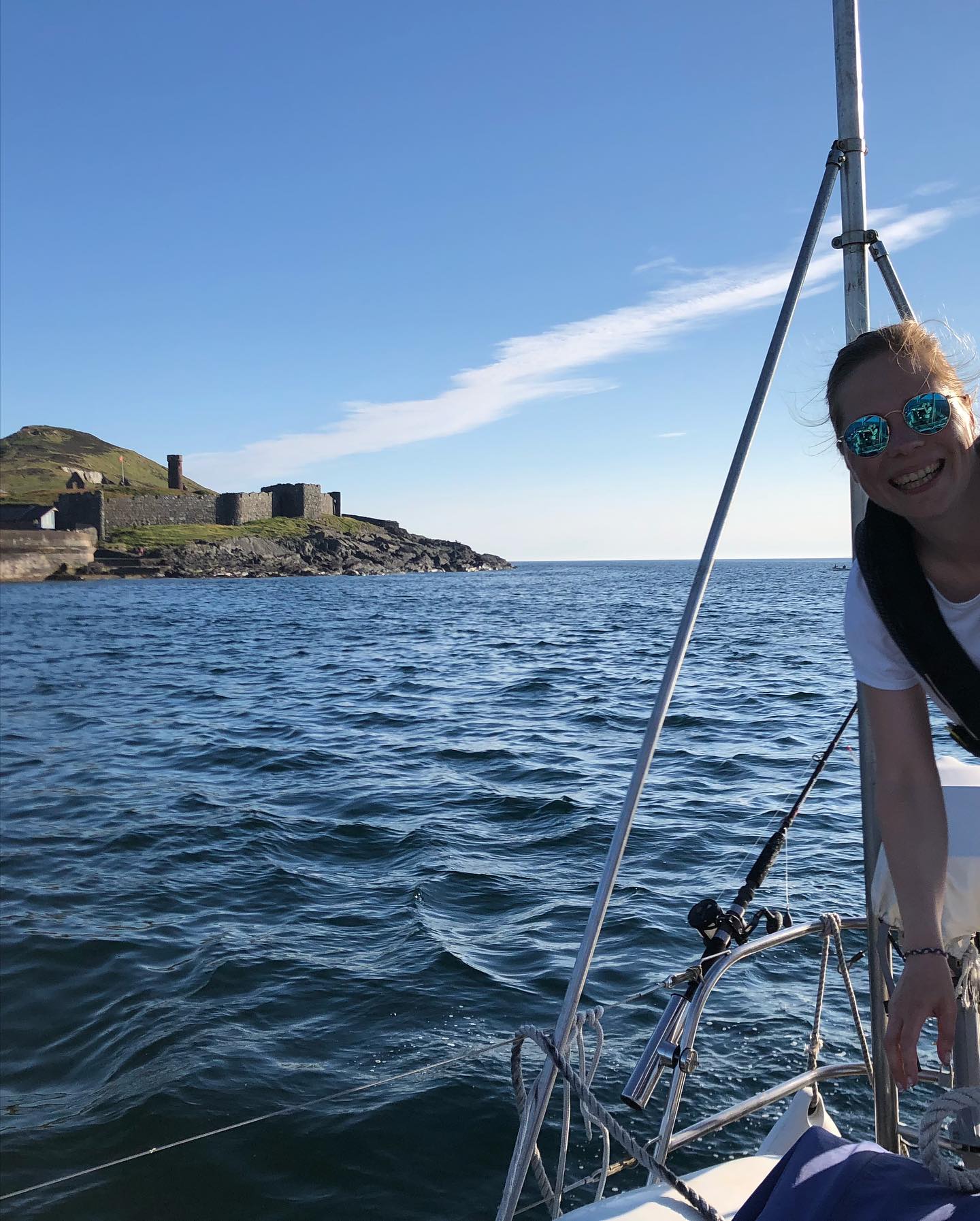Passing through the Calf Sound this morning and rounding the Calf of Man, beautiful weather and wind as well as a brilliant sea! ⛵️ Afterwards we were anchoring in Fleshwick Bay for lunch, coffee and to smoke some fresh caught mackerels. Bofore we headed back home to Peel. Full Sail Track in the link above 👆🏻 
#segeln #sailing #sailboat #segelboot  #peel #calfofman #fleshwickbay #sailingcouple #isleofman #iom #irishsea #irischesee #lagertha #abenteuerreisen #westerly #oceanlord #westerlyoceanlord #sailinglife #boatinglife #sailingadventure #followus #segelabenteuer #travel #boatlife #boat #reisen
