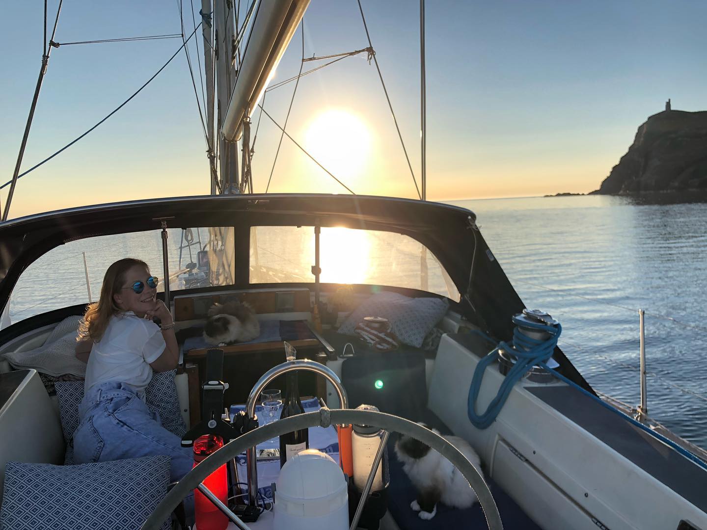 Enjoying Port Erin, Isle of Man 🌅 
#sailingcat #segelkatze #cat #katze #kitty #boatcat #sunset #loveiom #porterin #segeln #sailing #sailboat #segelboot #sailingcouple #isleofman #irishsea #irischesee #lagertha #abenteuerreisen #westerly #oceanlord #westerlyoceanlord #sailinglife #boatinglife #sailingadventure #segelabenteuer #travel #boatlife #boat #reisen