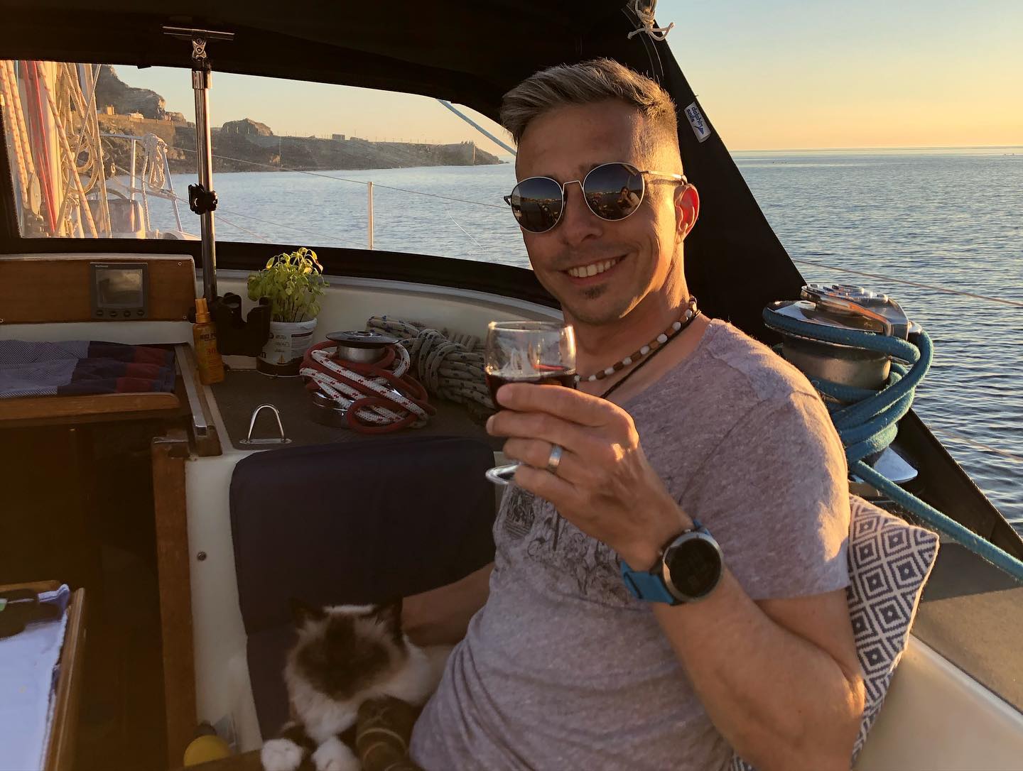 Enjoying Port Erin, Isle of Man 🌅 
#sailingcat #segelkatze #cat #katze #kitty #boatcat #sunset #loveiom #porterin #segeln #sailing #sailboat #segelboot #sailingcouple #isleofman #irishsea #irischesee #lagertha #abenteuerreisen #westerly #oceanlord #westerlyoceanlord #sailinglife #boatinglife #sailingadventure #segelabenteuer #travel #boatlife #boat #reisen