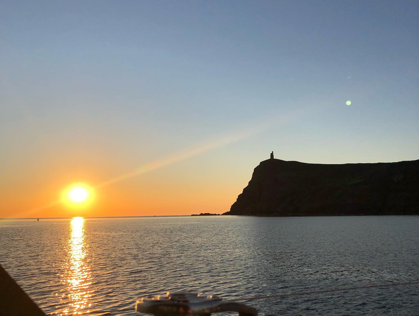 Enjoying Port Erin, Isle of Man 🌅 
#sailingcat #segelkatze #cat #katze #kitty #boatcat #sunset #loveiom #porterin #segeln #sailing #sailboat #segelboot #sailingcouple #isleofman #irishsea #irischesee #lagertha #abenteuerreisen #westerly #oceanlord #westerlyoceanlord #sailinglife #boatinglife #sailingadventure #segelabenteuer #travel #boatlife #boat #reisen