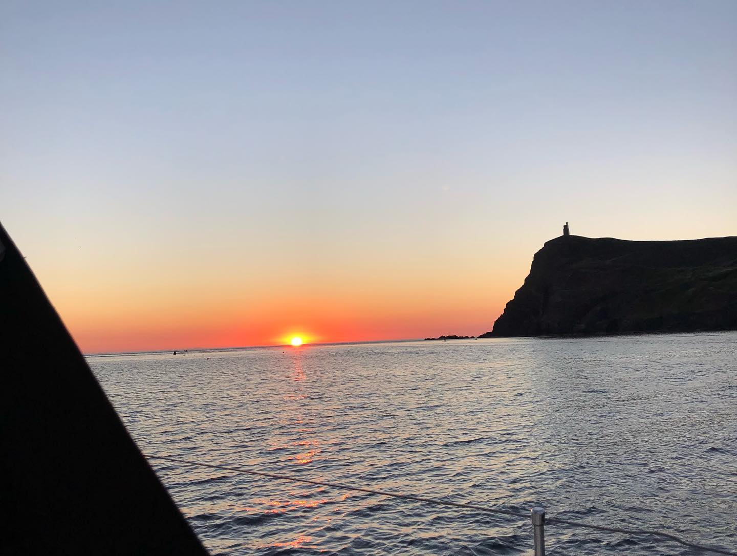Enjoying Port Erin, Isle of Man 🌅 
#sailingcat #segelkatze #cat #katze #kitty #boatcat #sunset #loveiom #porterin #segeln #sailing #sailboat #segelboot #sailingcouple #isleofman #irishsea #irischesee #lagertha #abenteuerreisen #westerly #oceanlord #westerlyoceanlord #sailinglife #boatinglife #sailingadventure #segelabenteuer #travel #boatlife #boat #reisen