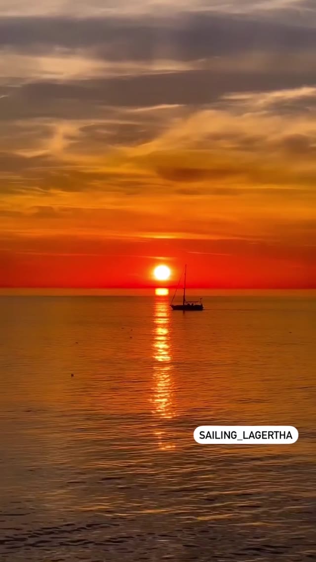 Sunset sailing- thanks @pandatransit for this stunning video 😍
Peel, Isle of Man 🌅 
#segeln #sailing #sailboat #segelboot #sunset #sonnenuntergang #peel #sailingcouple #loveisleofman #isleofman #iom #irishsea #digitalnomad #irischesee #lagertha #abenteuerreisen #travel #boatlife #boat #reisen #photooftheday #sunsetlovers #sunset_pics #sunset_stream #sunset_universe