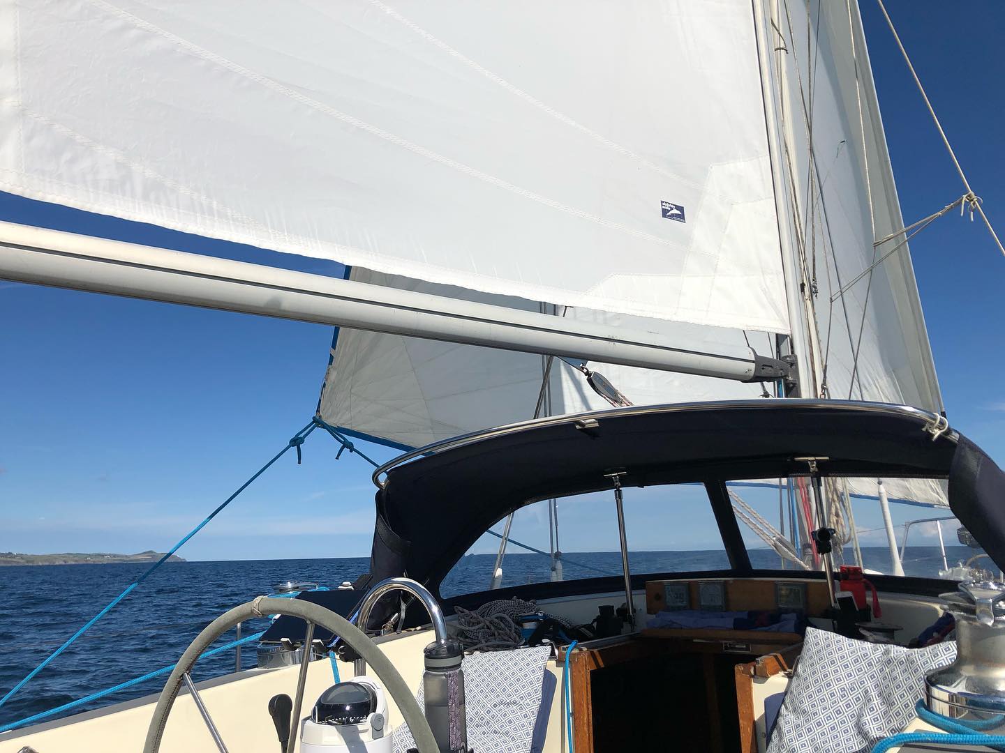 This evening, lolling about in Ramsey Bay after a nice but slow sail⛵️☀️ . . . . #sailingcat #segelkatze #cat #katze #catsofinstagram #catsagram #travelcat #catsofig #boatcat #segeln #sailing #sailboat #segelboot #sailingcouple #isleofman #irishsea #irischesee #lagertha #westerly #oceanlord #sailinglife #boating #segelabenteuer #travel #boatlife #boat #reisen #loveiom #ramsey #ramseypier