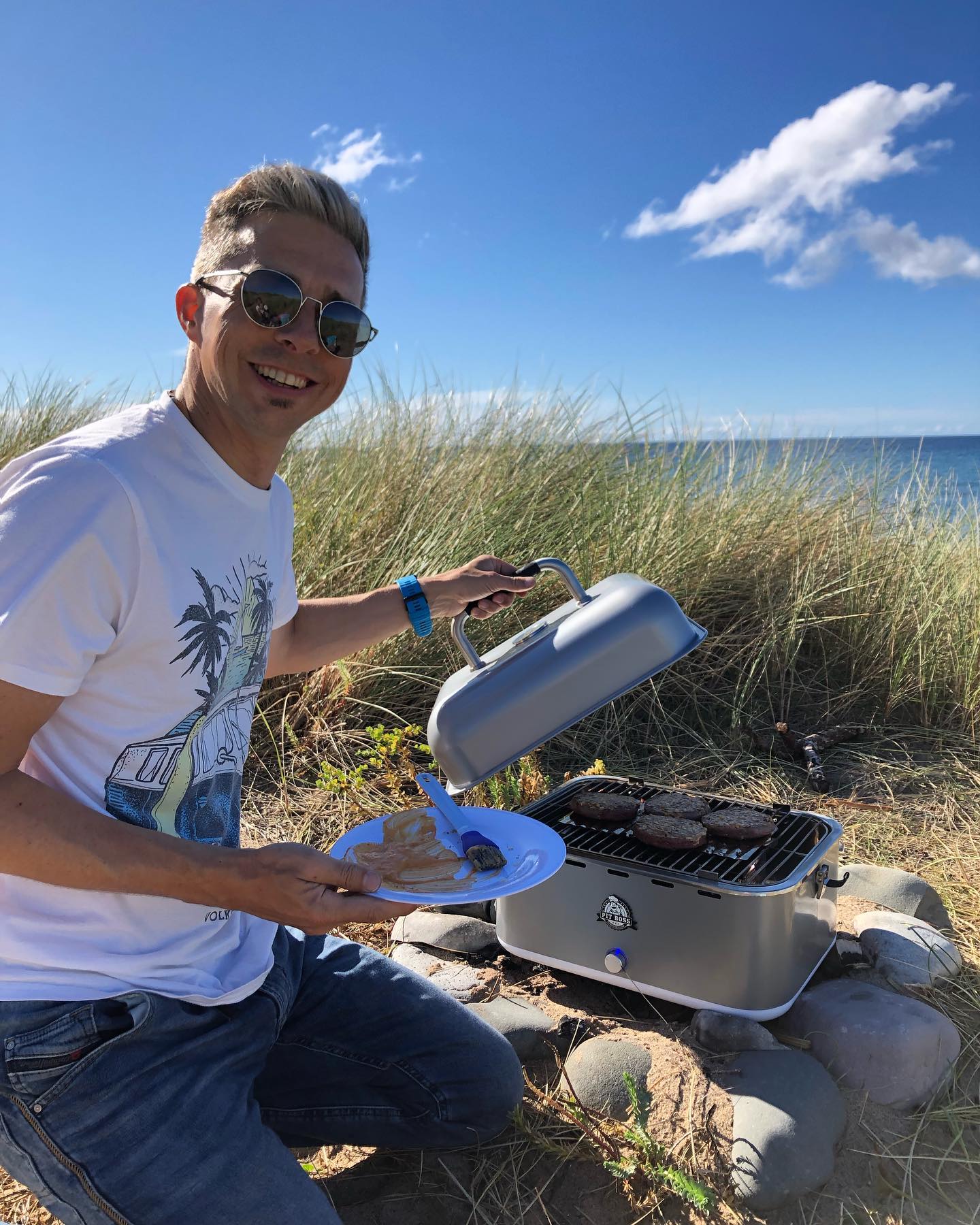 We inaugurated our new portable BBQ Grill and Smoker from @thegrillpit_im  Now we can independently enjoy our BBQ stuff and smoke on the go! 🤤🤤🍔 . . #pitbossgrills #bluepointbeach #bbq #instabbq #bbqlovers #bbqsmoker #sailingcouple #isleofman #irishsea #irischesee #lagertha #abenteuerreisen #sailinglife #boatinglife #sailingadventure #segelabenteuer #travel #boatlife #boat #reisen #loveisleofman #loveiom
