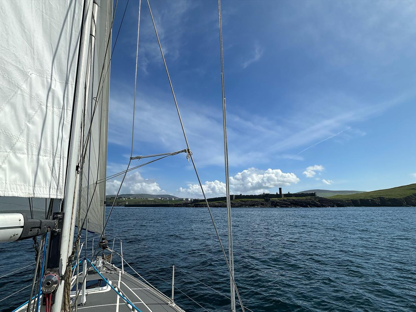 first sea trial after a nearly 6 month intensive refit.  all smooth so far 😅🥳 . . . . #segeln #sailing #sailboat #segelboot #sailingcouple #iom #isleofman #irishsea #digitalnomad #irischesee #lagertha #westerly #oceanlord #westerlyoceanlord #sailinglife #boatinglife #sailingadventure #segelabenteuer #travel #boatlife #boat #peel
