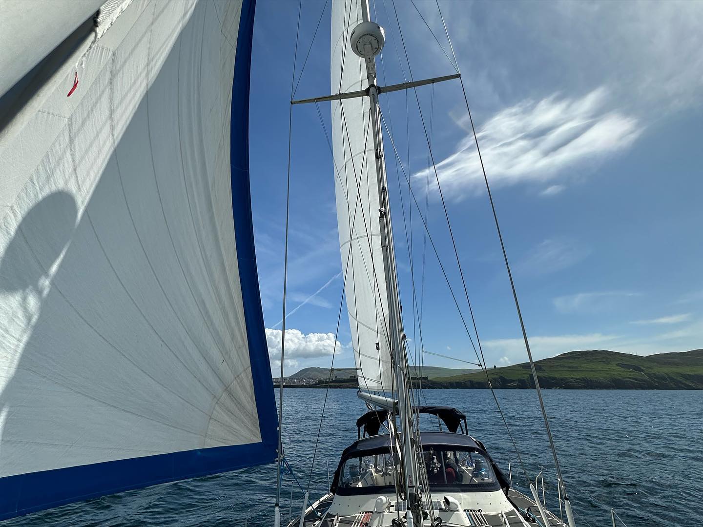 first sea trial after a nearly 6 month intensive refit.  all smooth so far 😅🥳 . . . . #segeln #sailing #sailboat #segelboot #sailingcouple #iom #isleofman #irishsea #digitalnomad #irischesee #lagertha #westerly #oceanlord #westerlyoceanlord #sailinglife #boatinglife #sailingadventure #segelabenteuer #travel #boatlife #boat #peel