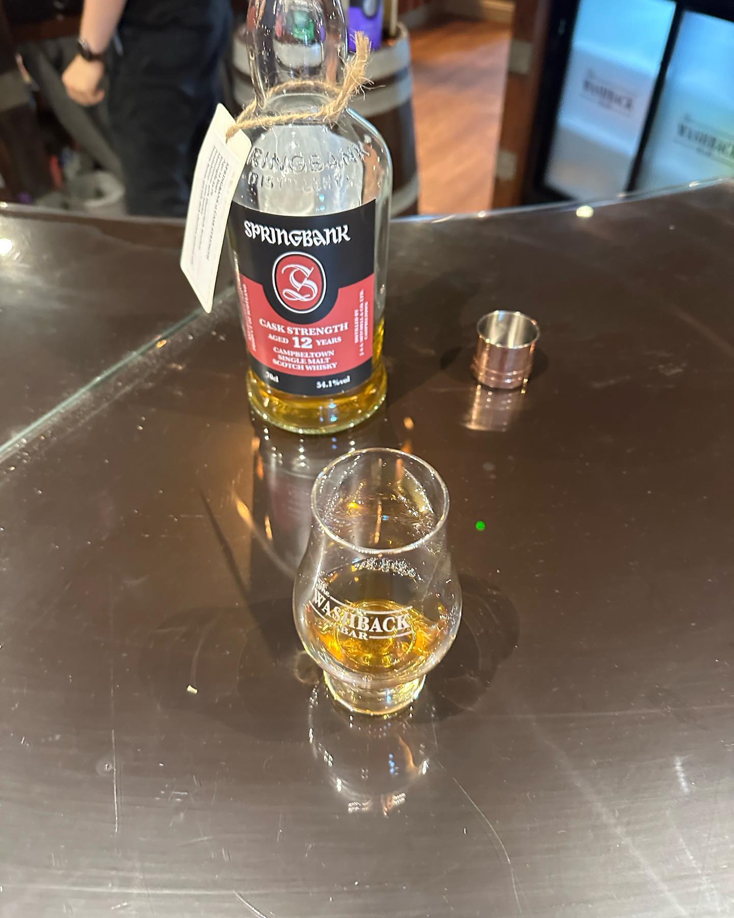 First stop at our Scotland 🏴󠁧󠁢󠁳󠁣󠁴󠁿 Distillery sailing ⛵️ tour. #springbankdistillery #sailinglife #whisky #scotland #campbeltown #campbeltownwhisky