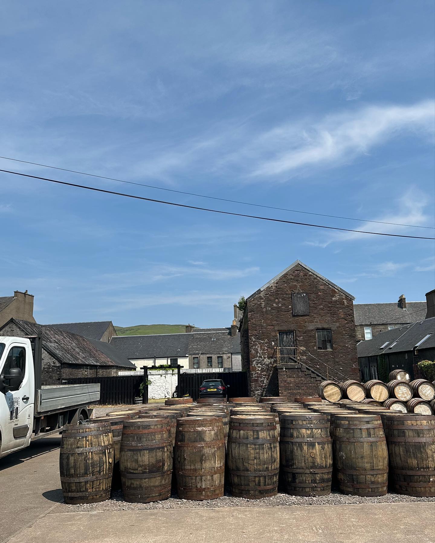 First stop at our Scotland 🏴󠁧󠁢󠁳󠁣󠁴󠁿 Distillery sailing ⛵️ tour. #springbankdistillery #sailinglife #whisky #scotland #campbeltown #campbeltownwhisky