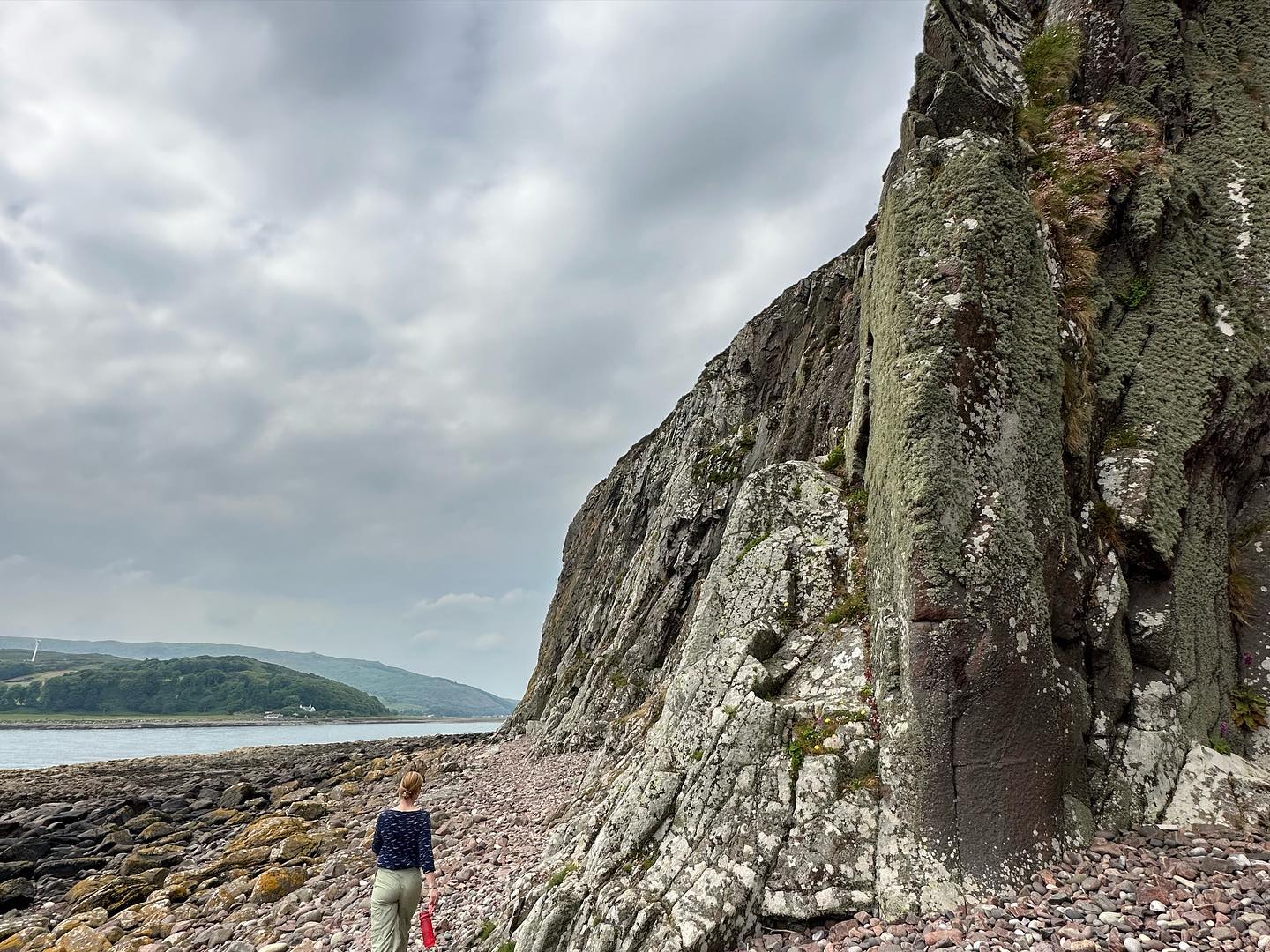 A long walk today from the Campbeltown Marina to the tidal island Davaar Island. Nice Lighthouse, Holiday Lodges and a cave painting from 1887 (repainted) #davaarisland #scotland #sailingscotland #sailinglife #sailinglifestyle