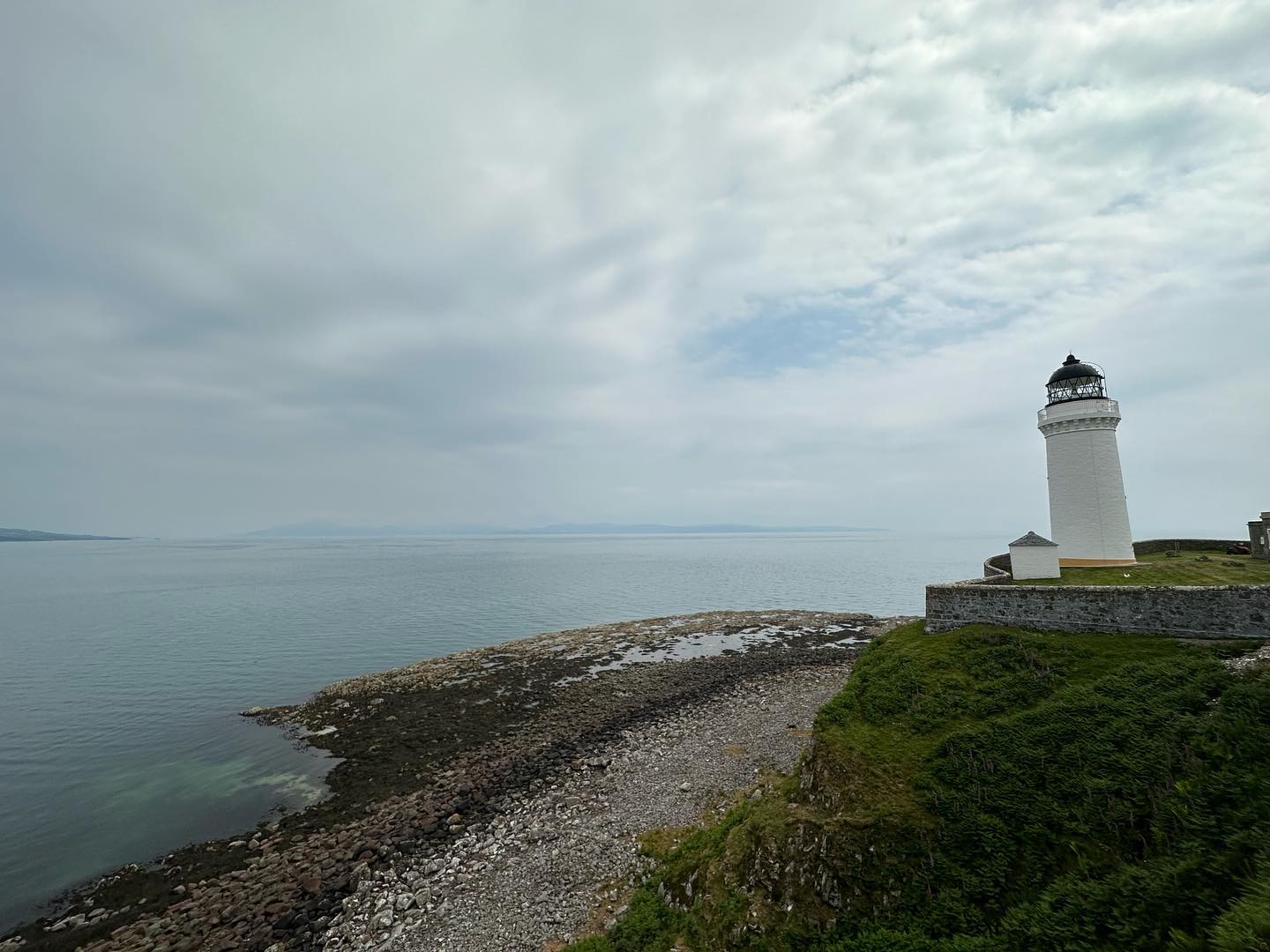 A long walk today from the Campbeltown Marina to the tidal island Davaar Island. Nice Lighthouse, Holiday Lodges and a cave painting from 1887 (repainted) #davaarisland #scotland #sailingscotland #sailinglife #sailinglifestyle