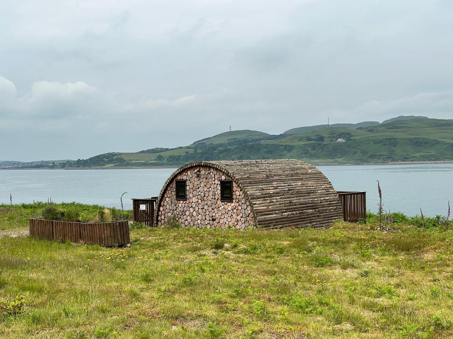 A long walk today from the Campbeltown Marina to the tidal island Davaar Island. Nice Lighthouse, Holiday Lodges and a cave painting from 1887 (repainted) #davaarisland #scotland #sailingscotland #sailinglife #sailinglifestyle