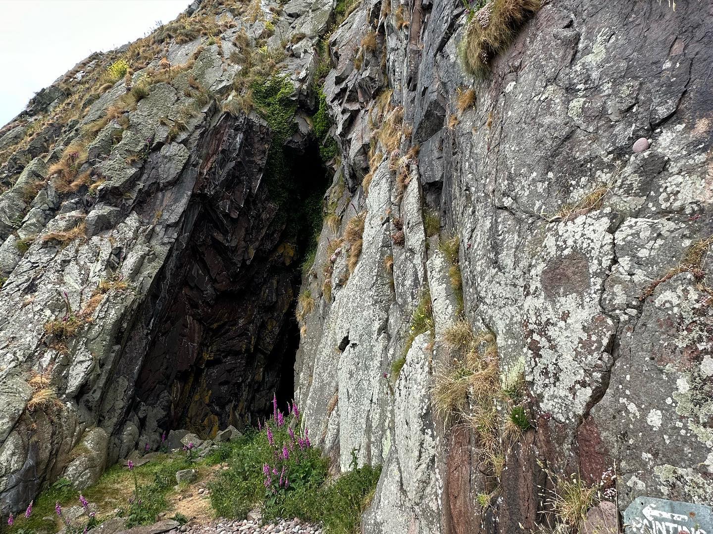 A long walk today from the Campbeltown Marina to the tidal island Davaar Island. Nice Lighthouse, Holiday Lodges and a cave painting from 1887 (repainted) #davaarisland #scotland #sailingscotland #sailinglife #sailinglifestyle