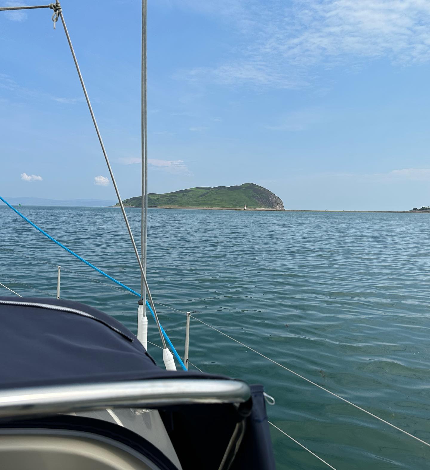 Campbeltown to Lochranza. Sunshine, Dolphins 🐬 and a very short sail. Missing wind but weather is great! So hot here in Scotland 🏴󠁧󠁢󠁳󠁣󠁴󠁿 #sailingscotland #lochranza #sailinglife #dolphin #sailing #sailingcouple