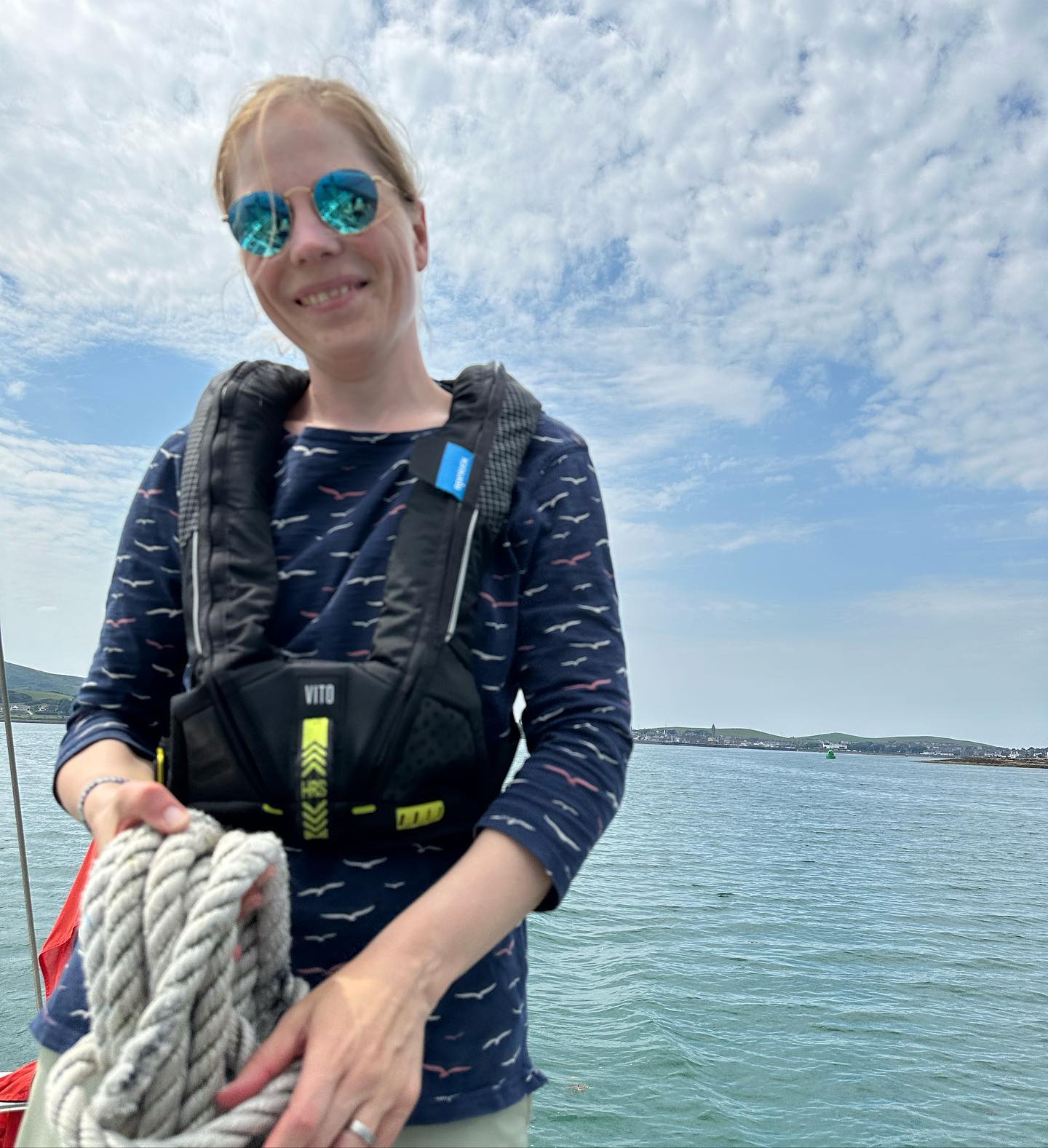 Campbeltown to Lochranza. Sunshine, Dolphins 🐬 and a very short sail. Missing wind but weather is great! So hot here in Scotland 🏴󠁧󠁢󠁳󠁣󠁴󠁿 #sailingscotland #lochranza #sailinglife #dolphin #sailing #sailingcouple