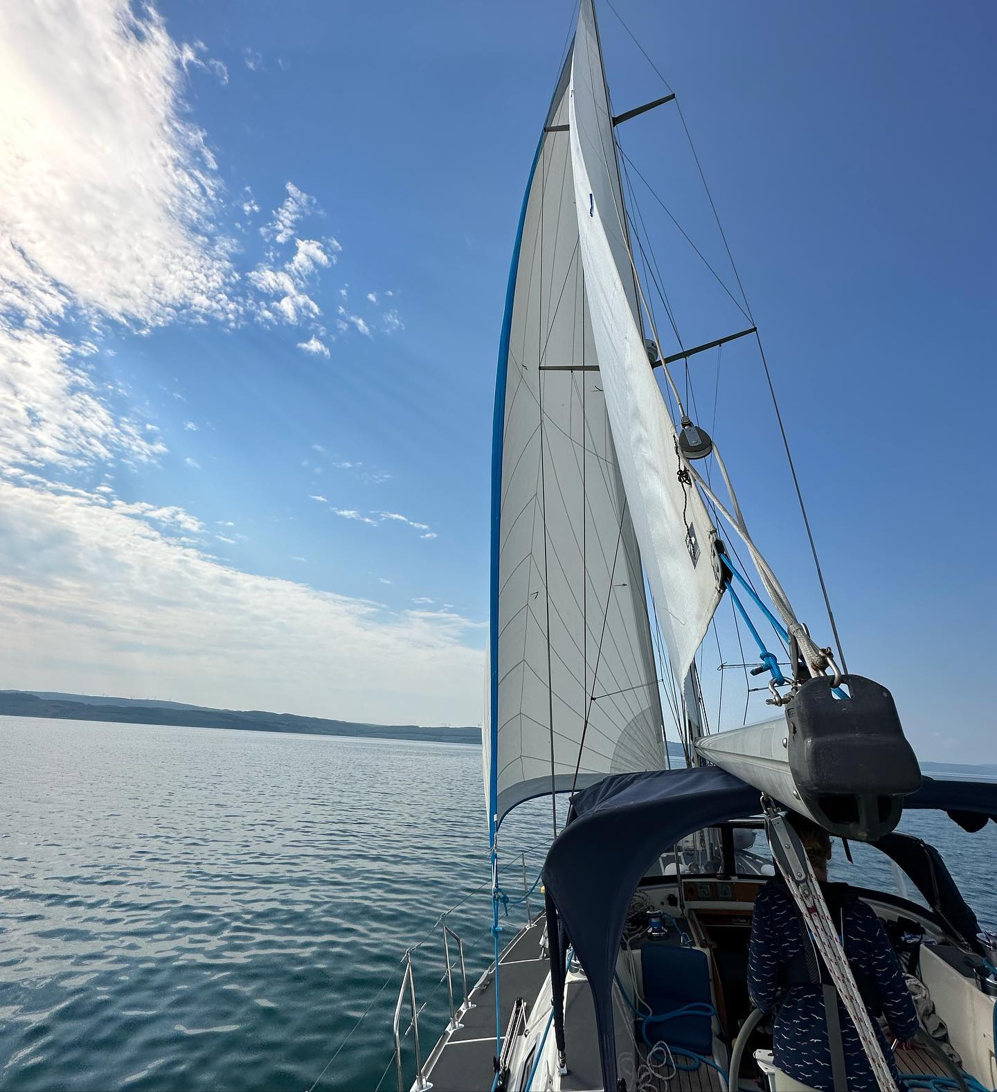 Campbeltown to Lochranza. Sunshine, Dolphins 🐬 and a very short sail. Missing wind but weather is great! So hot here in Scotland 🏴󠁧󠁢󠁳󠁣󠁴󠁿 #sailingscotland #lochranza #sailinglife #dolphin #sailing #sailingcouple