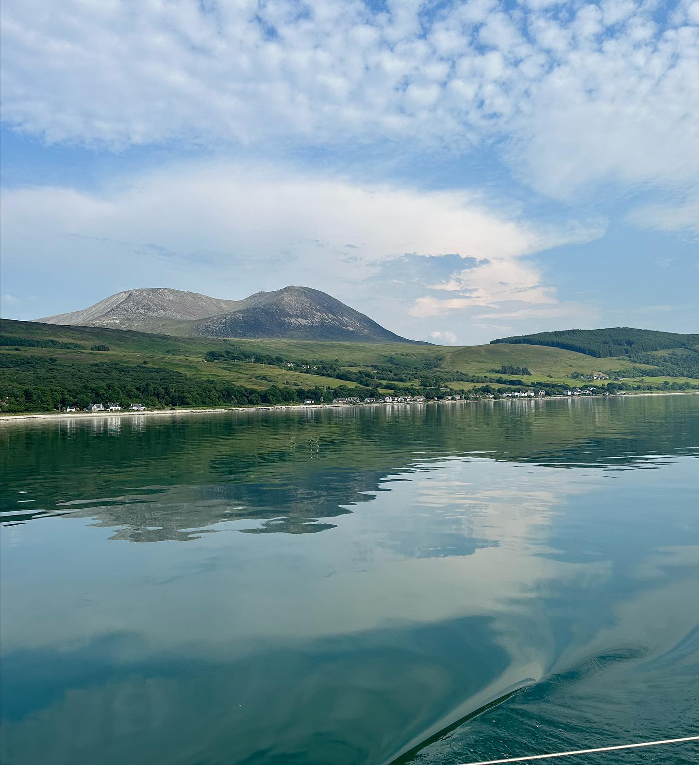 Campbeltown to Lochranza. Sunshine, Dolphins 🐬 and a very short sail. Missing wind but weather is great! So hot here in Scotland 🏴󠁧󠁢󠁳󠁣󠁴󠁿 #sailingscotland #lochranza #sailinglife #dolphin #sailing #sailingcouple