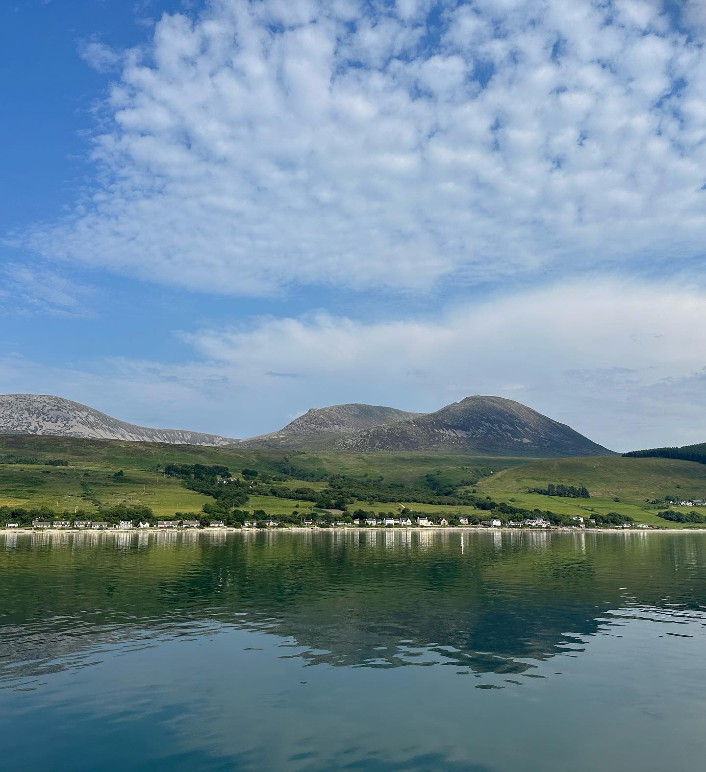 Campbeltown to Lochranza. Sunshine, Dolphins 🐬 and a very short sail. Missing wind but weather is great! So hot here in Scotland 🏴󠁧󠁢󠁳󠁣󠁴󠁿 #sailingscotland #lochranza #sailinglife #dolphin #sailing #sailingcouple