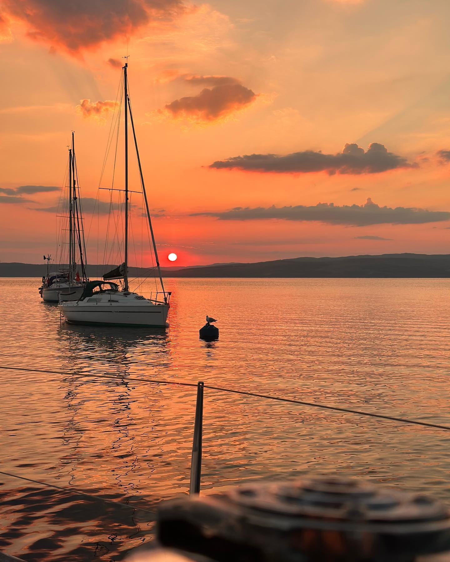 Not sure if this is Scotland 🏴󠁧󠁢󠁳󠁣󠁴󠁿😅 Hopefully the weather stays like this for a few more weeks 🥰 #sailinstagram #sailingscotland #sailinglife #argyll #sailing #boatlife #boatlifestyle #isleofarran #lochranza