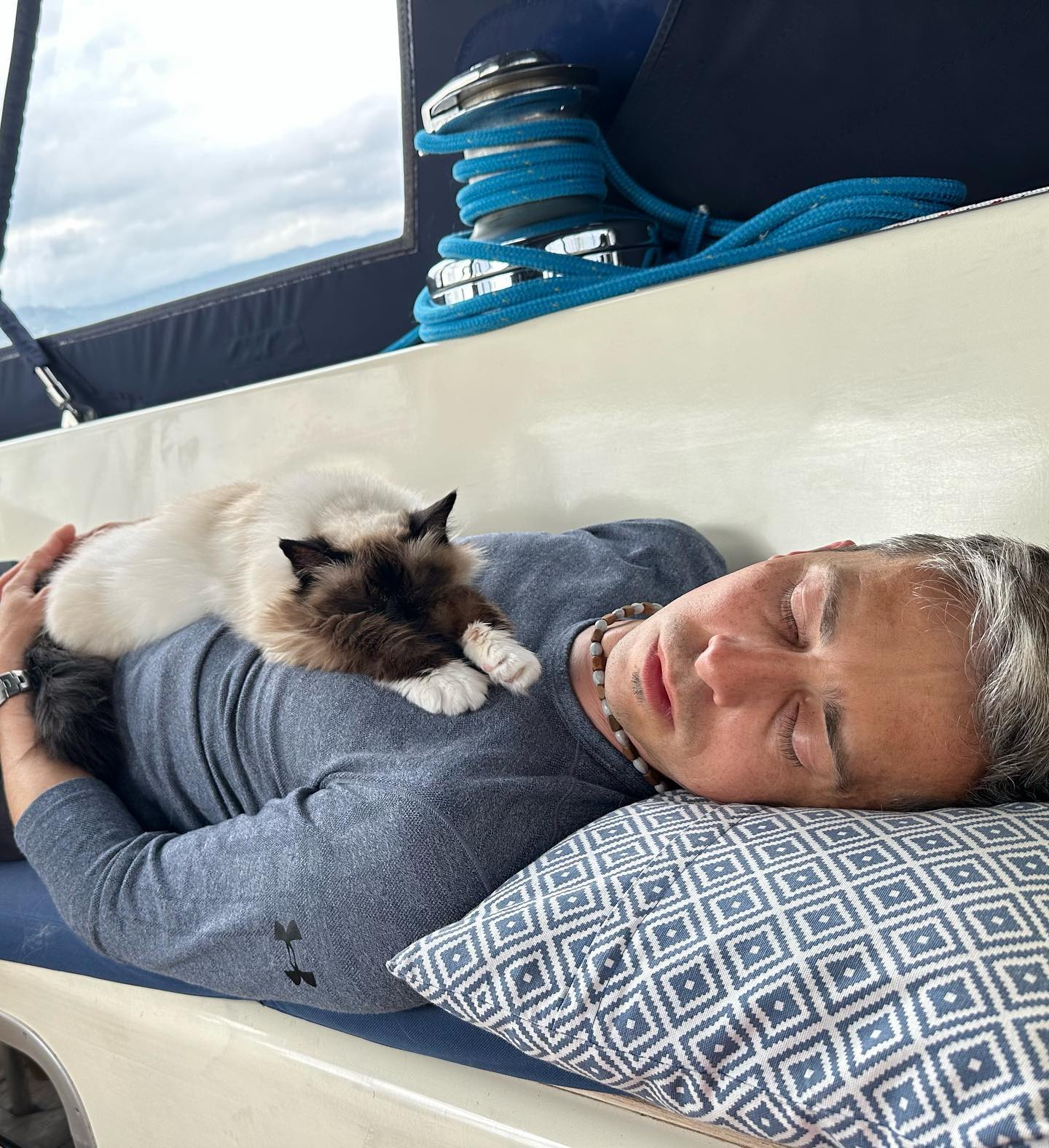 St Catherines Bay back to Otter Ferry Bay. We had some Oysters in the Oystercatcher. Cat and me a bit tired after some work done😴 😼🏴󠁧󠁢󠁳󠁣󠁴󠁿 #sailing #segeln #lochfyne #otterferryoystercatcher #otterferry #sailinglife #scotland #sailingscotland #digitalnomad