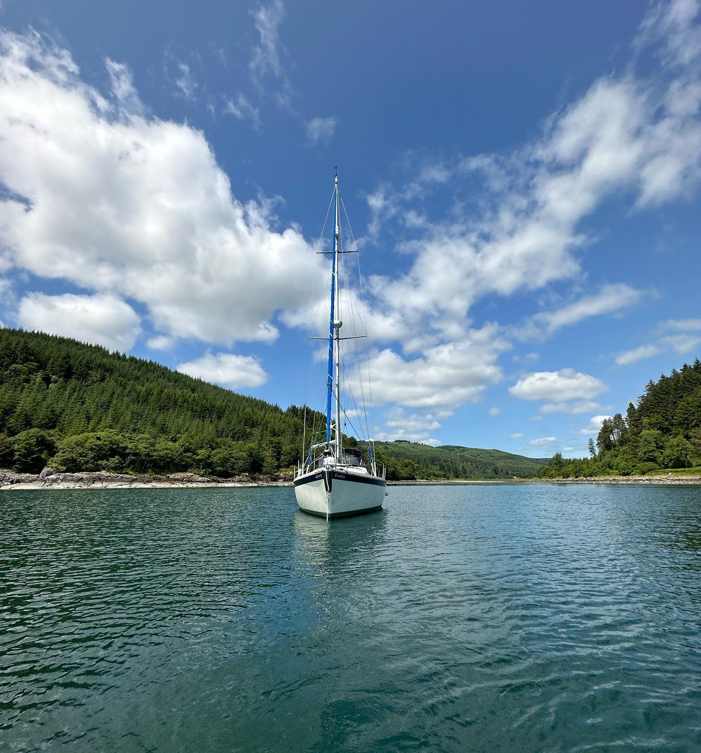 Otter Ferry to South Bay (Tarbert) Most beautiful anchorage and the weather, brilliant! 🤩 #barmoreisland #tarbert #sailing #segeln #sailingscotland #scotland #lochfyne #sailinglive #lifeabroad #digitalnomad