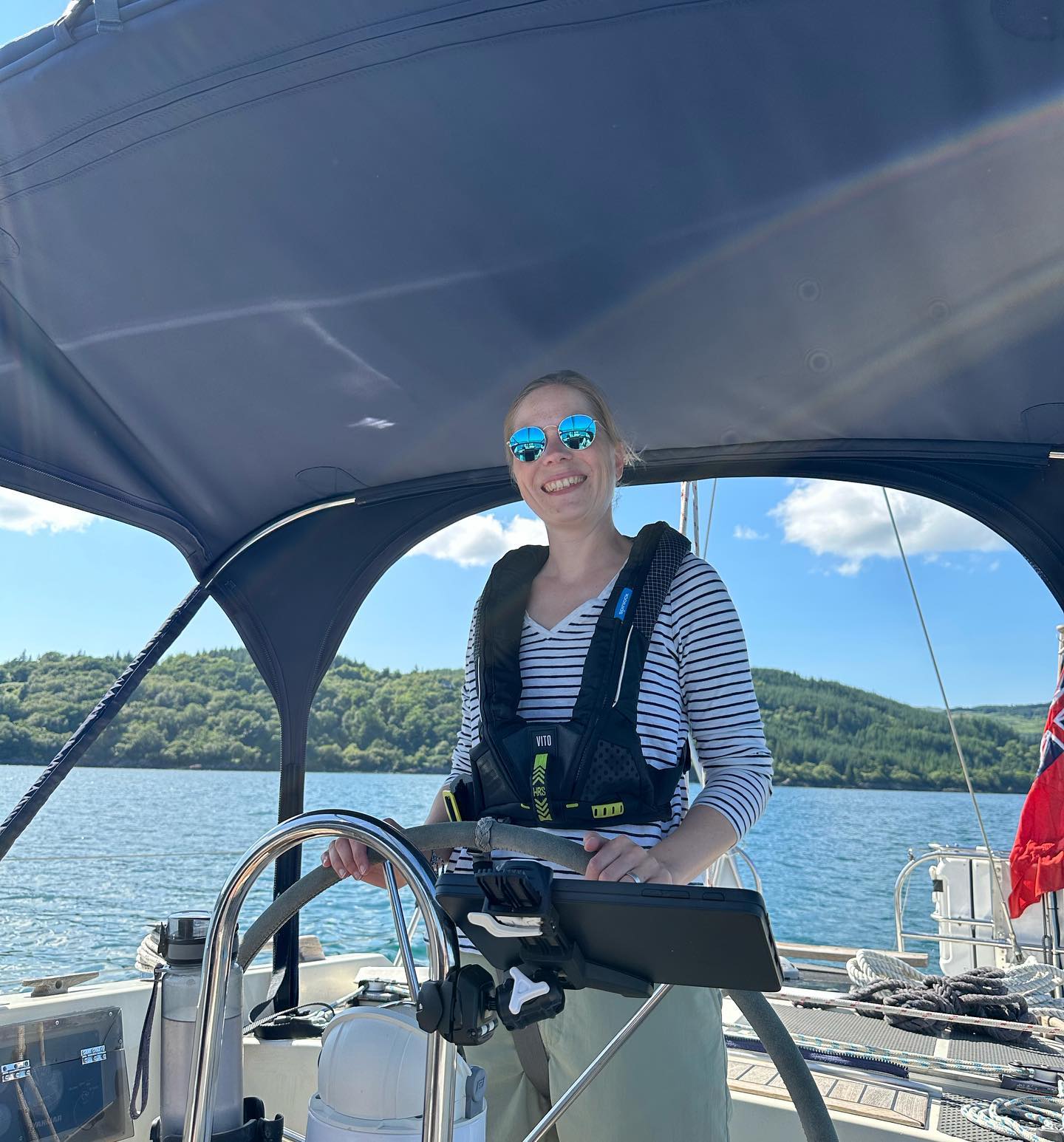 Otter Ferry to South Bay (Tarbert) Most beautiful anchorage and the weather, brilliant! 🤩 #barmoreisland #tarbert #sailing #segeln #sailingscotland #scotland #lochfyne #sailinglive #lifeabroad #digitalnomad