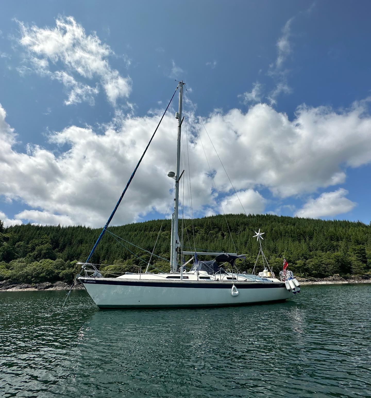 Otter Ferry to South Bay (Tarbert) Most beautiful anchorage and the weather, brilliant! 🤩 #barmoreisland #tarbert #sailing #segeln #sailingscotland #scotland #lochfyne #sailinglive #lifeabroad #digitalnomad