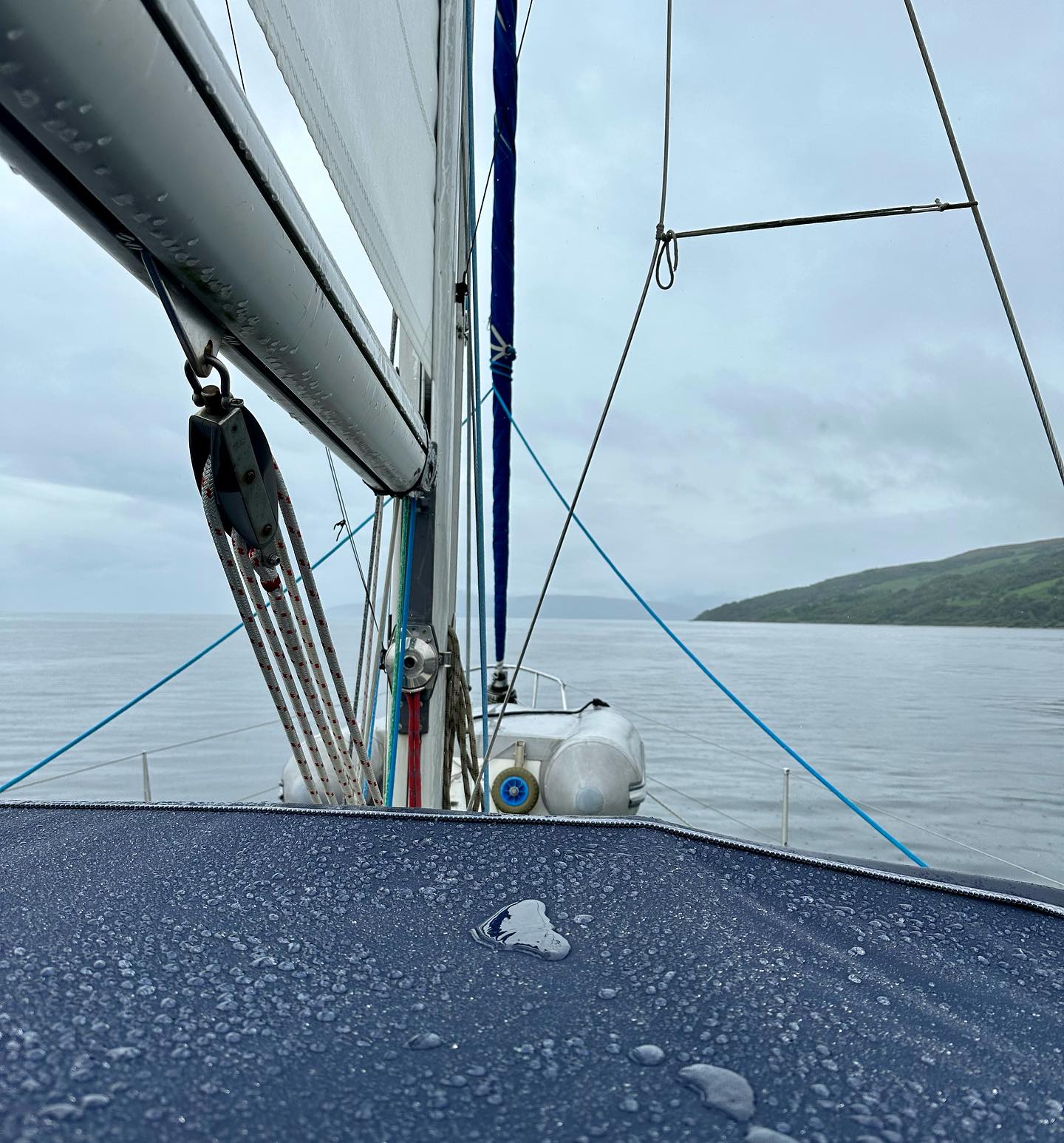 A wet start from Tarbert to Skipness. Dropped the anchor ⚓️ in the bay to visit Skipness Castle and for lunch @skipnessseafoodcabin #skipness #skipnessseafoodcabin #skipnesscastle #kintyre #sailing #segeln #lovescotland