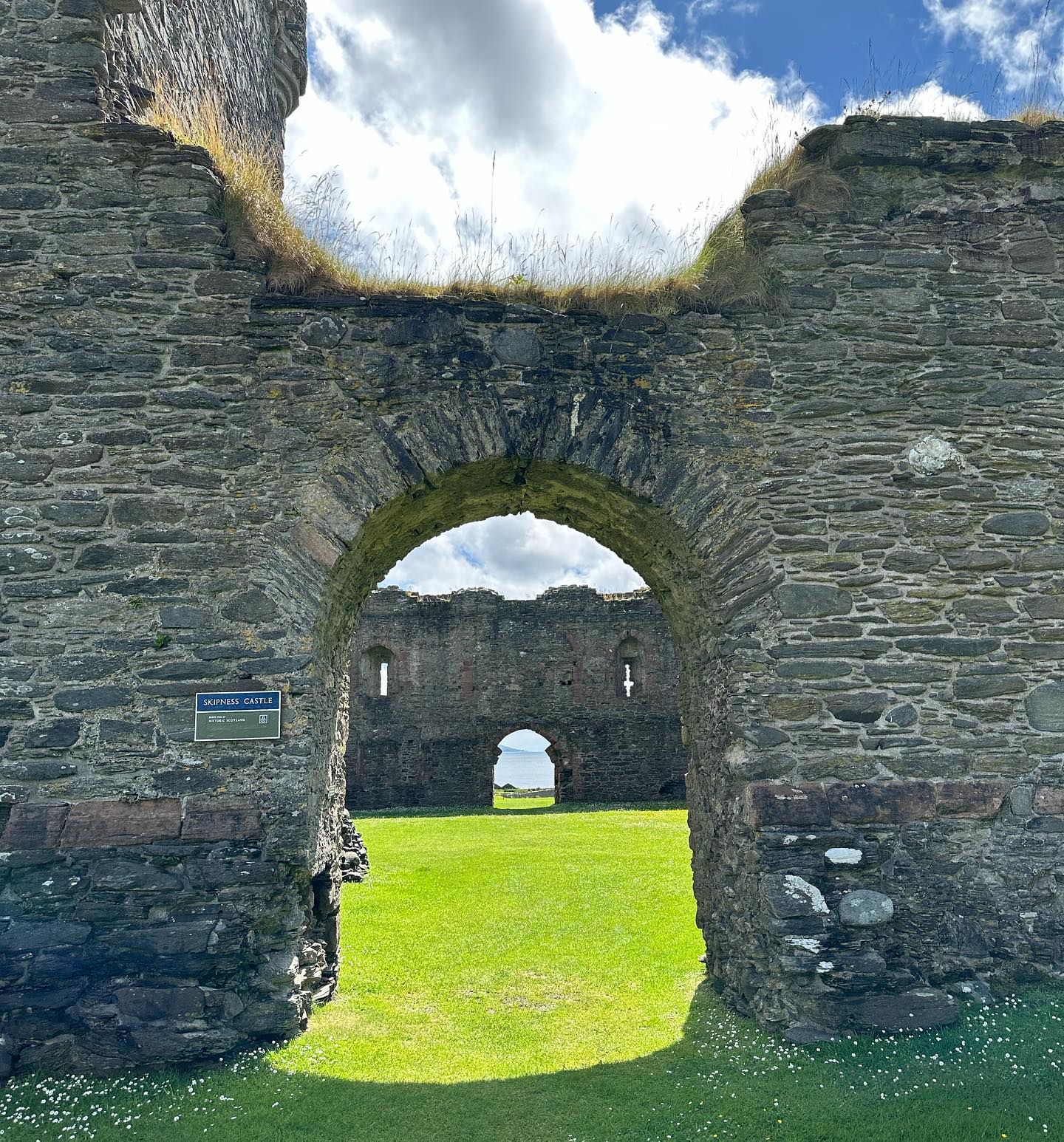 A wet start from Tarbert to Skipness. Dropped the anchor ⚓️ in the bay to visit Skipness Castle and for lunch @skipnessseafoodcabin #skipness #skipnessseafoodcabin #skipnesscastle #kintyre #sailing #segeln #lovescotland