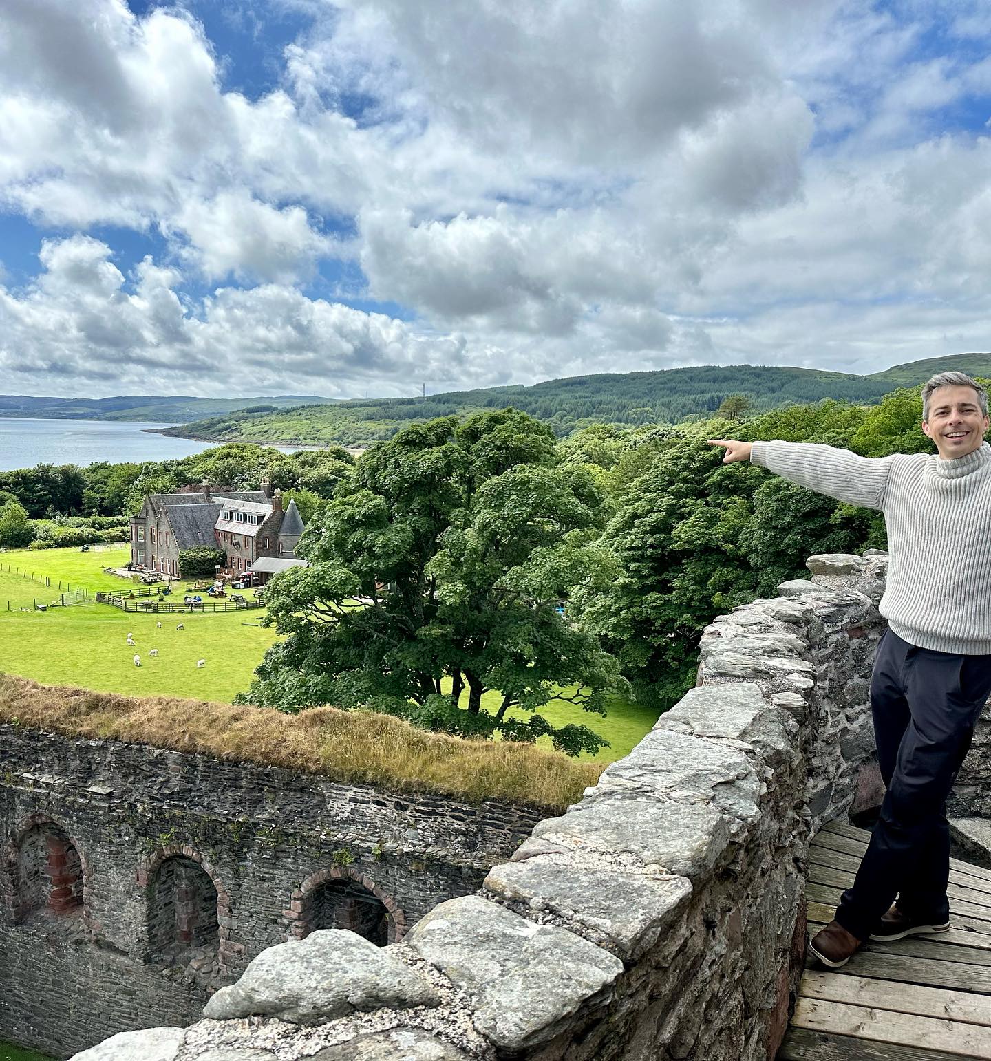A wet start from Tarbert to Skipness. Dropped the anchor ⚓️ in the bay to visit Skipness Castle and for lunch @skipnessseafoodcabin #skipness #skipnessseafoodcabin #skipnesscastle #kintyre #sailing #segeln #lovescotland