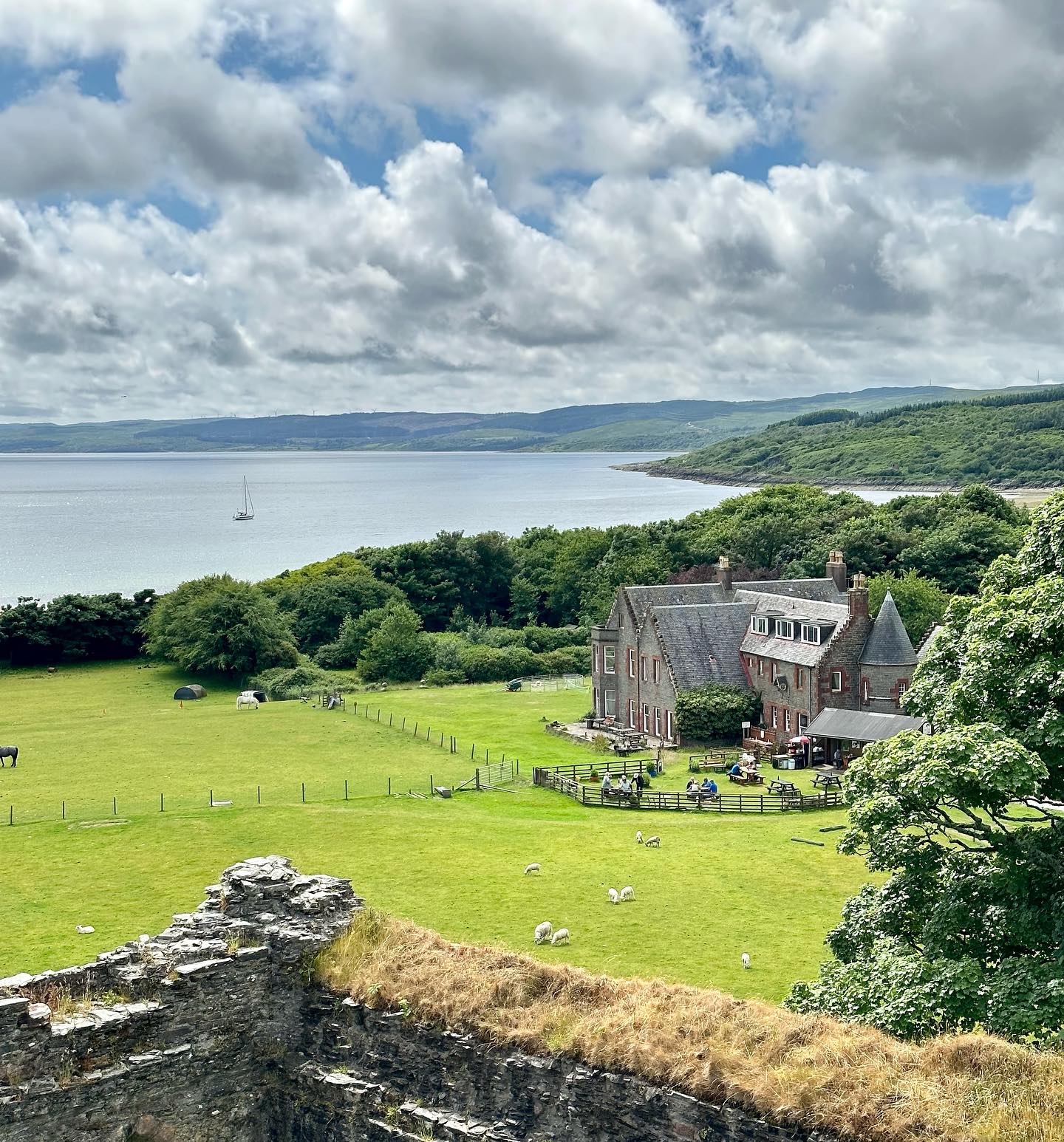 A wet start from Tarbert to Skipness. Dropped the anchor ⚓️ in the bay to visit Skipness Castle and for lunch @skipnessseafoodcabin #skipness #skipnessseafoodcabin #skipnesscastle #kintyre #sailing #segeln #lovescotland