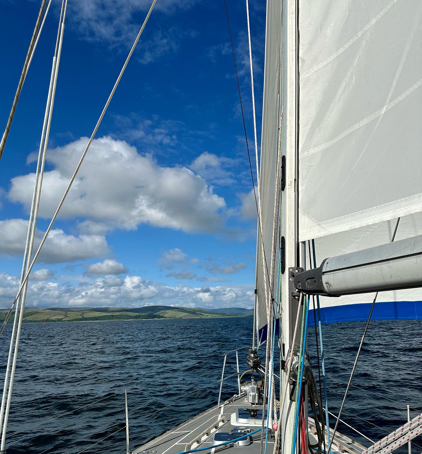 After the lunch stop in Skipness we moved on to Kames for a pint in Kames Hotel. #sail #sailing #sailinglife #segeln #segelabenteuer  #sailingscotland #kameshoteltighnabruaich #kameshotel #kylesofbute