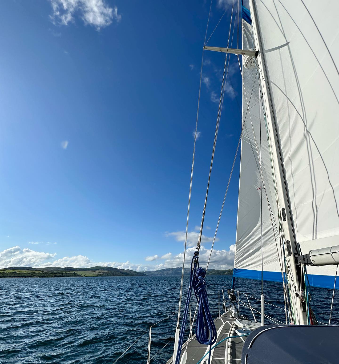 After the lunch stop in Skipness we moved on to Kames for a pint in Kames Hotel. #sail #sailing #sailinglife #segeln #segelabenteuer  #sailingscotland #kameshoteltighnabruaich #kameshotel #kylesofbute