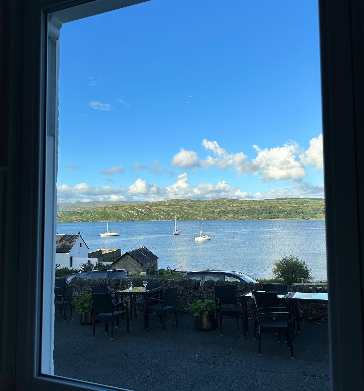 After the lunch stop in Skipness we moved on to Kames for a pint in Kames Hotel. #sail #sailing #sailinglife #segeln #segelabenteuer  #sailingscotland #kameshoteltighnabruaich #kameshotel #kylesofbute