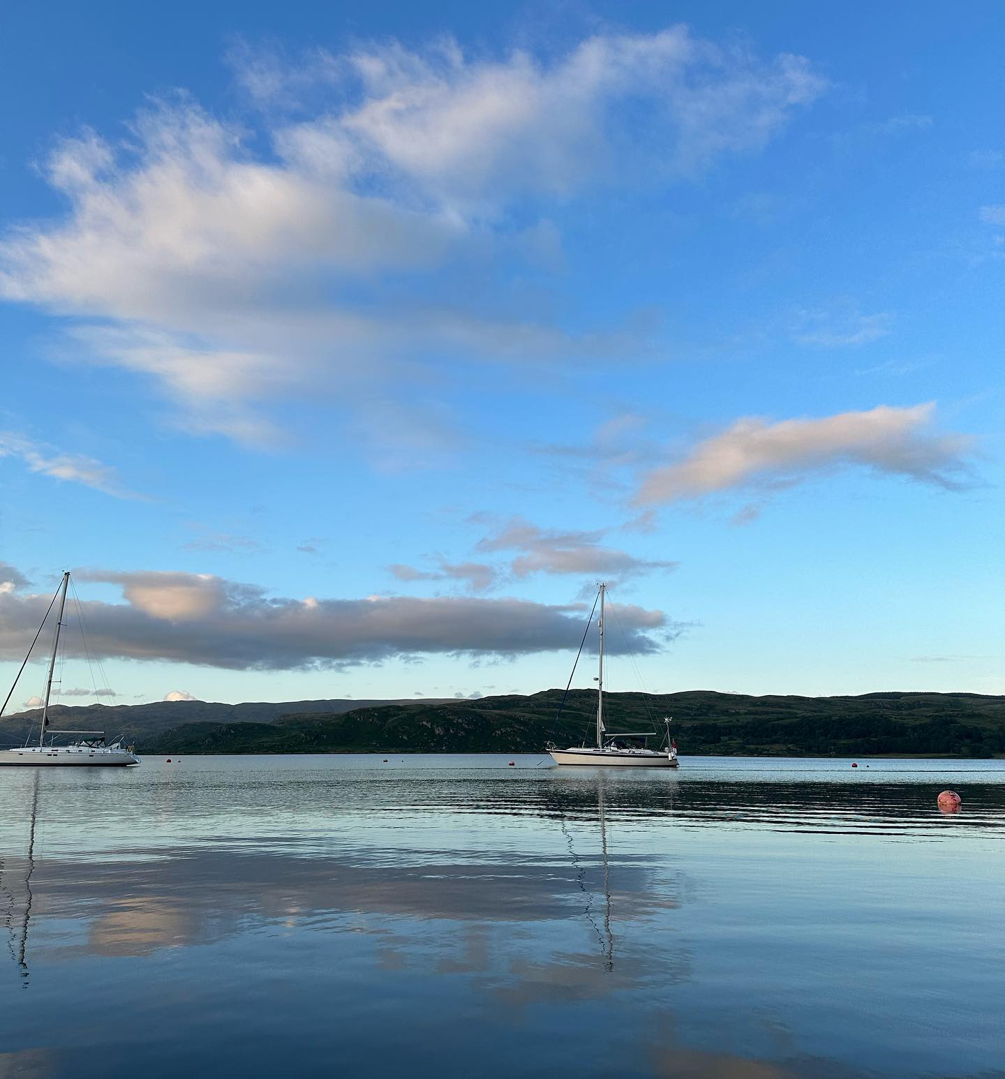 After the lunch stop in Skipness we moved on to Kames for a pint in Kames Hotel. #sail #sailing #sailinglife #segeln #segelabenteuer  #sailingscotland #kameshoteltighnabruaich #kameshotel #kylesofbute